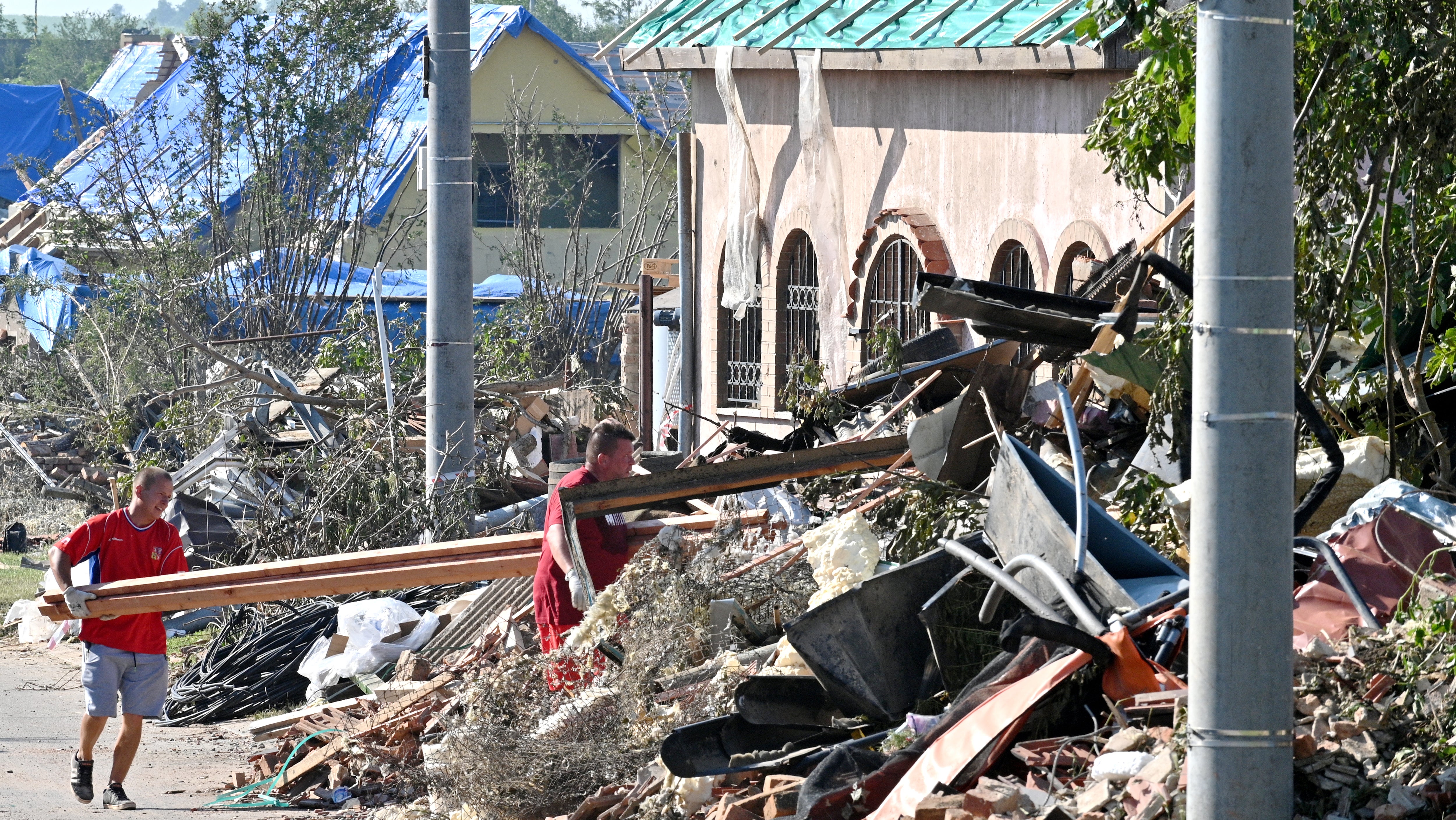 Tschechien: Nach Tornado-Katastrophe laufen gefährliche ...