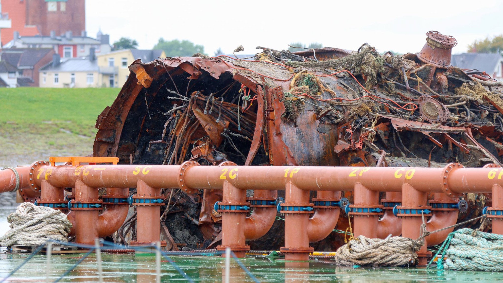 01.09.2025, Niedersachsen, Cuxhaven: Ein mehr als 100 Jahre altes deutsches U-Boot-Wrack liegt im Hafen. Es handelt sich um das 1919 n&ouml;rdlich der zu Hamburg geh&ouml;renden Insel Scharh&ouml;rn gesunkene U-Boot U16 der Kaiserlichen Marine. (Bodo Marks/dpa)
