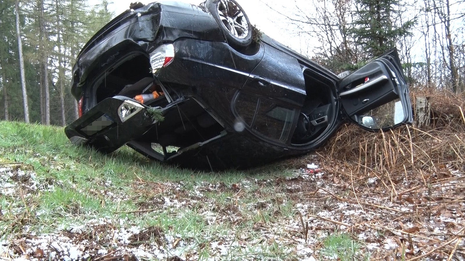 09.04.2022, Niedersachsen, -: Ein Auto hat sich bei starkem Hagelschauer &uuml;berschlagen und liegt kopf&uuml;ber neben der  Bundesstra&szlig;e 214 zwischen Ankum und Schwagstorf in der Region Osnabr&uuml;ck.  Bei Unf&auml;llen durch Hagel sind am Samstag, 09.04.2022 in der Region Osnabr&uuml;ck mehrere Menschen verletzt worden. Foto: -/Nord-West-Media TV/dpa +++ dpa-Bildfunk +++