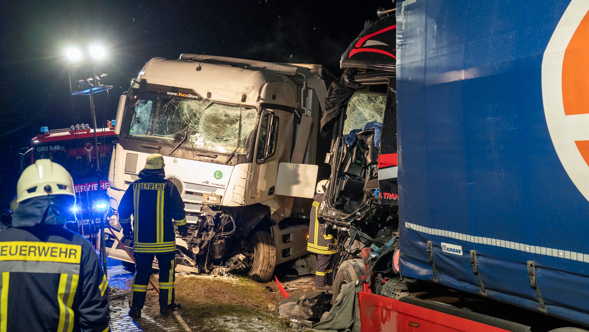 03.01.2025, Hessen, Trubenhausen: Feuerwehrleute arbeiten an der Stelle eines schweren Verkehrsunfalls. Beim Zusammensto&szlig; zweier schwerer Lastwagen im Gro&szlig;almeroder Ortsteil Trubenhausen (Werra-Mei&szlig;ner-Kreis) sind die beiden Fahrer verletzt worden, einer davon schwer. (5VISION.NEWS/dpa)