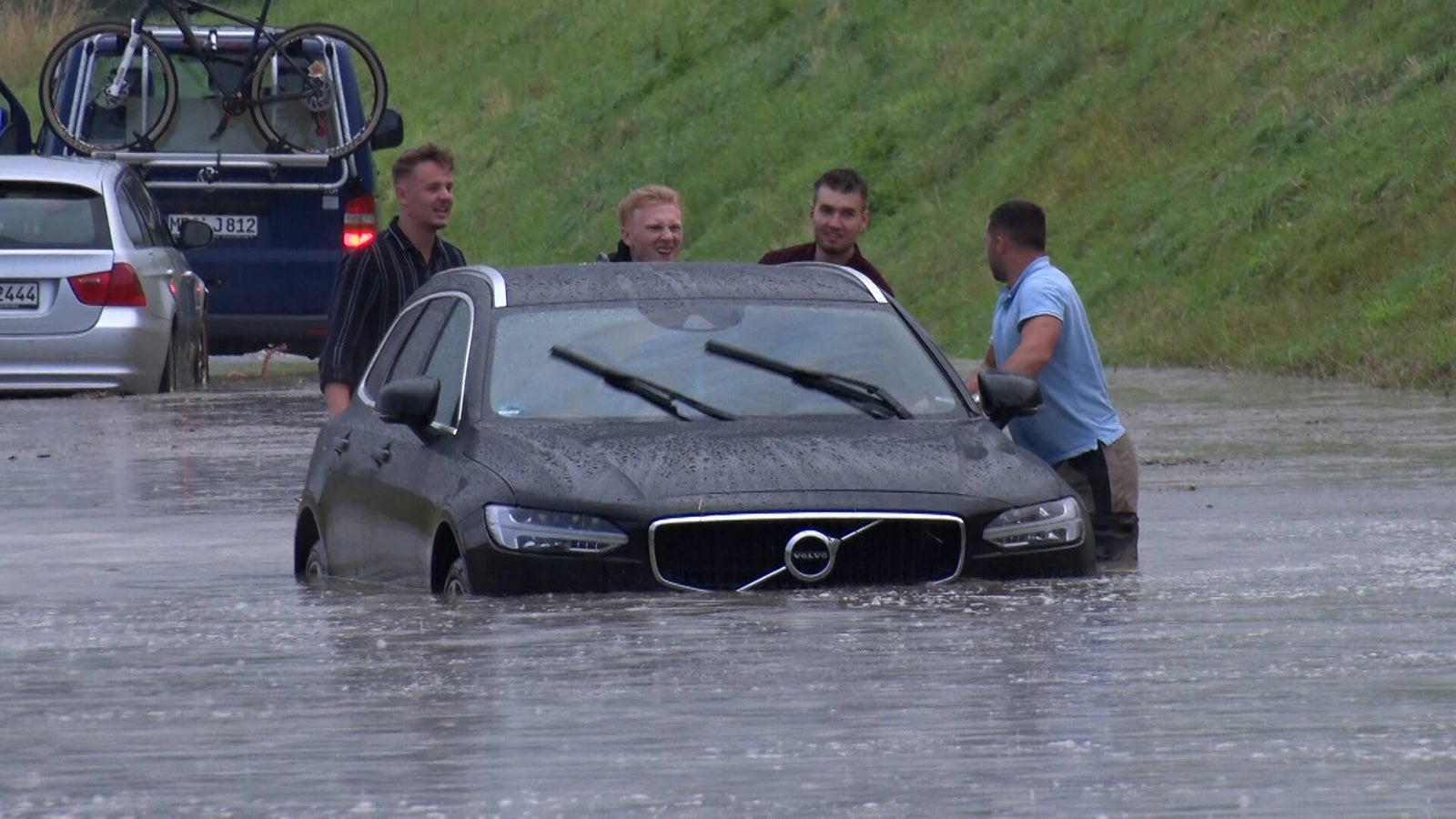  ID 356 Katastrophale Unwetter in Bayern am Montagabend. Die Unwetterserie rei&szlig;t in S&uuml;dbayern einfach nicht ab. Eine gef&auml;hrliche Superzelle zusammen mit einer Unwetterfront zogen mit enormen Regenmengen, Hagelmassen und gro&szlig;en Hagelk&ouml;rner &uuml;ber weite Teile Bayerns hinweg. Betroffen war wieder einmal der Landkreis Garmisch-Partenkirchen, Landkreis Miesbach, Landkreis Traunstein und Landkreis Rosenheim. Besonders heftig traf es wieder die Gegend um Weyarn  erst gestern sorgten Unwetter hier f&uuml;r unz&auml;hlige Feuerwehreins&auml;tze. In Thalham, s&uuml;dlich von Weyarn, fielen bis zu 6 cm gro&szlig;e Hagelk&ouml;rner. Die Ortschaft Weyarn wurde von den Hagelmassen regelrecht begraben. Ganze Grundst&uuml;cke wurden vom Hagel verw&uuml;stet. Bis zu 50 cm hoch stand der Hagel. Auto