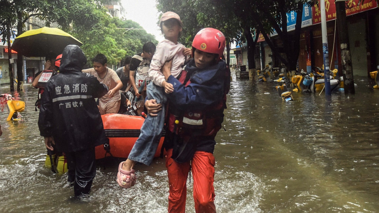 07.07.2026, China, Qinzhou: Auf diesem von der Nachrichtenagentur Xinhua ver&ouml;ffentlichten Foto evakuieren Rettungskr&auml;fte in der Stadt Qinzhou in der Autonomen Region Guangxi Zhuang im S&uuml;den Chinas nach dem Tropensturm "Maysak" Einwohner. Foto: Zhang Ailin/Xinhua/AP/dpa