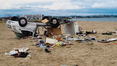 11.07.2019, Griechenland, Sozopoli: Ein umgest¸rztes Auto liegt an einem Strand bei dem Dorf Sozopoli in der Region Chalkidiki in Nordgriechenland. Ein heftiges Unwetter im Norden Griechenlands hat in der Nacht zum Donnerstag mindestens sechs Menschen das Leben gekostet. Foto: Giannis Moisiadis/InTime News/dpa +++ dpa-Bildfunk +++