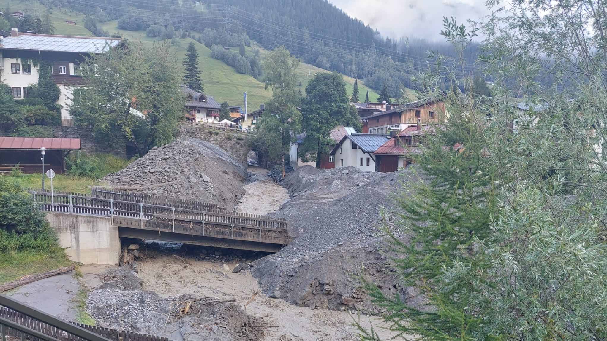 HANDOUT - 17.08.2024, &divide;sterreich, St. Anton am Arlberg: Nach dem Unwetter mit Starkregen in Teilen der Tiroler Bezirke Landeck und Innsbruck-Land am Freitagabend laufen am Samstagvormittag, 17. August 2024 die Aufr&permil;umarbeiten vor allem im hauptbetroffenen St. Anton am Arlberg (Bezirk Landeck) auf Hochtouren. 350 Kr&permil;fte von Feuerwehren, aber auch Bergrettung und Rotem Kreuz sind im Einsatz. Foto: BFV LANDECK/APA/dpa - ACHTUNG: Nur zur redaktionellen Verwendung im Zusammenhang mit der aktuellen Berichterstattung und nur mit vollst&permil;ndiger Nennung des vorstehenden Credits +++ dpa-Bildfunk +++