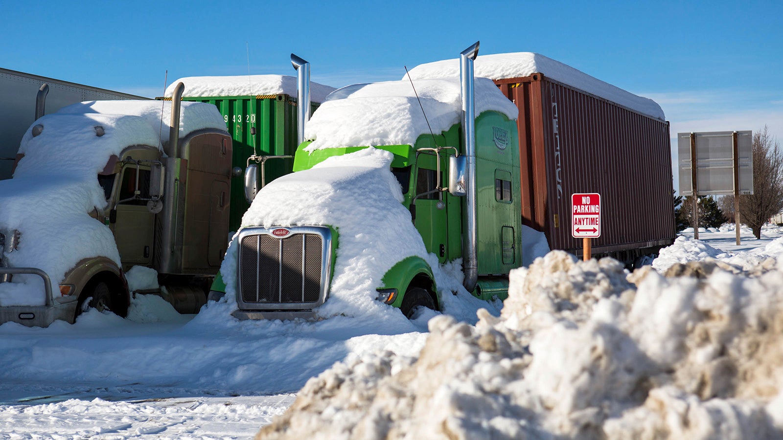 Heftige Schneef&auml;lle haben im Westen des Bundesstaates Washington gebietsweise einen Verkehrsinfarkt ausgel&ouml;st. Wichtige Autobahnen wie die Interstate 90 (im Bild) wurden wegen Lawinengefahr oder &Uuml;berflutung gesperrt. Die Fluten haben auch im Nachbarstaat Oregon zu Stra&szlig;ensperrungen gef&uuml;hrt. Foto: Emree Weaver/Yakima Herald-Republic via AP