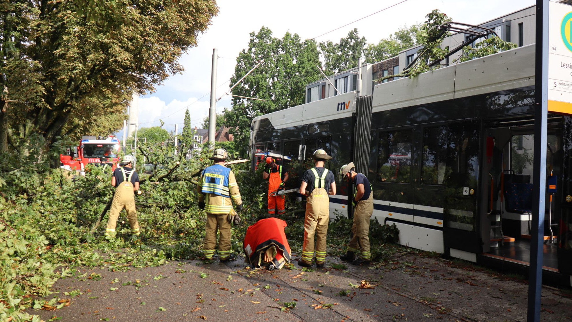 01.08.2025, Baden-W&uuml;rttemberg, Mannhausen: Einsatzkr&auml;fte der Feuerwehr entfernen einen Ast von einer Stra&szlig;enbahn. Vermutlich wegen eines starken Gewitters mit Sturmb&ouml;en ist ein Baum auf eine fahrende Stra&szlig;enbahn in Mannheim gest&uuml;rzt. Verletzt wurde nach Polizeiangaben niemand. (Rene Priebe/dpa)
