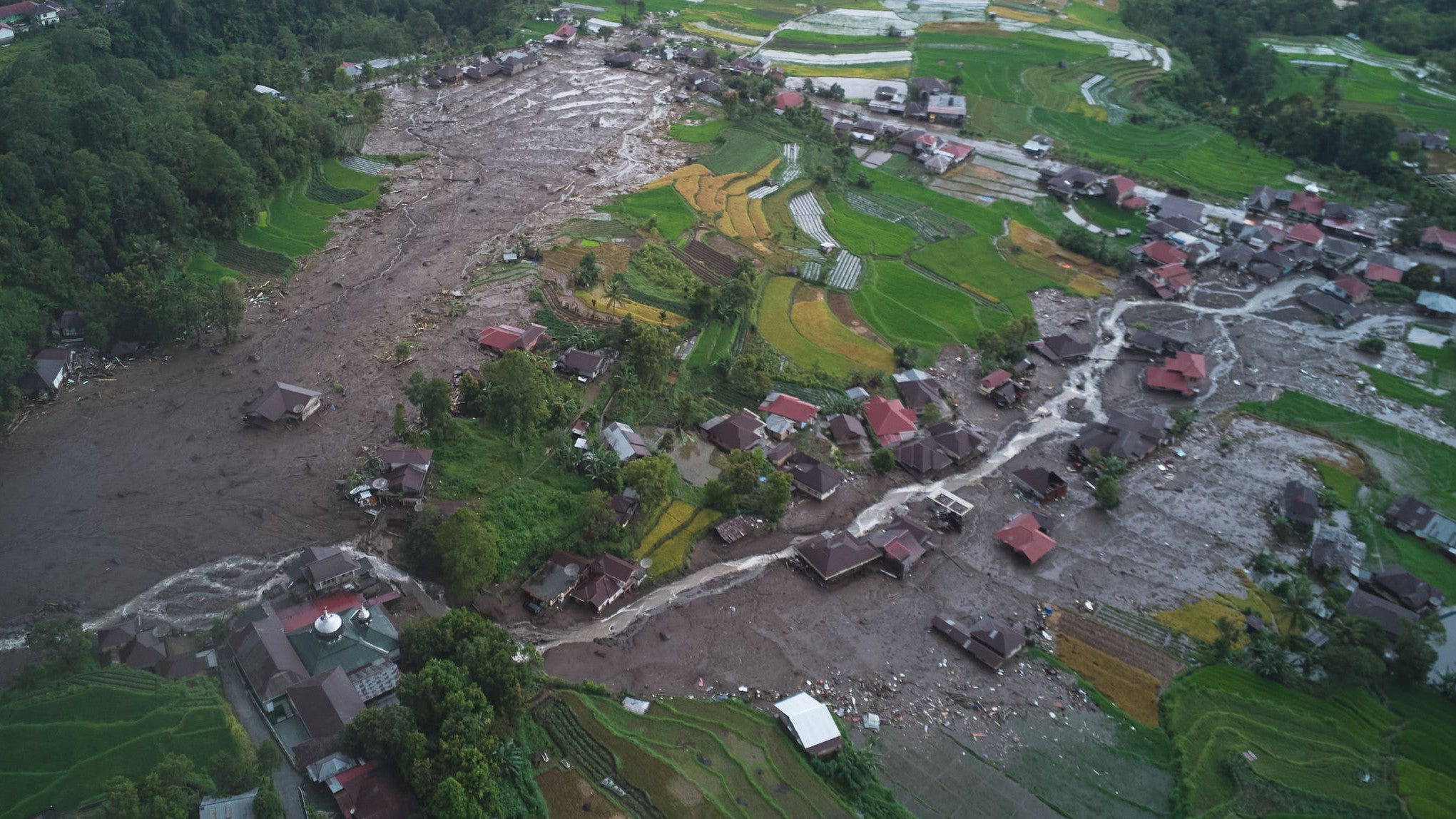 28. November 2025, Malalak, West-Sumatra, Indonesien: Dieses mit einer Drohne aufgenommene Luftbild zeigt ein Dorf, das von einer Flutkatastrophe verw&uuml;stet wurde (AP Photo/Nazar Chaniago)
