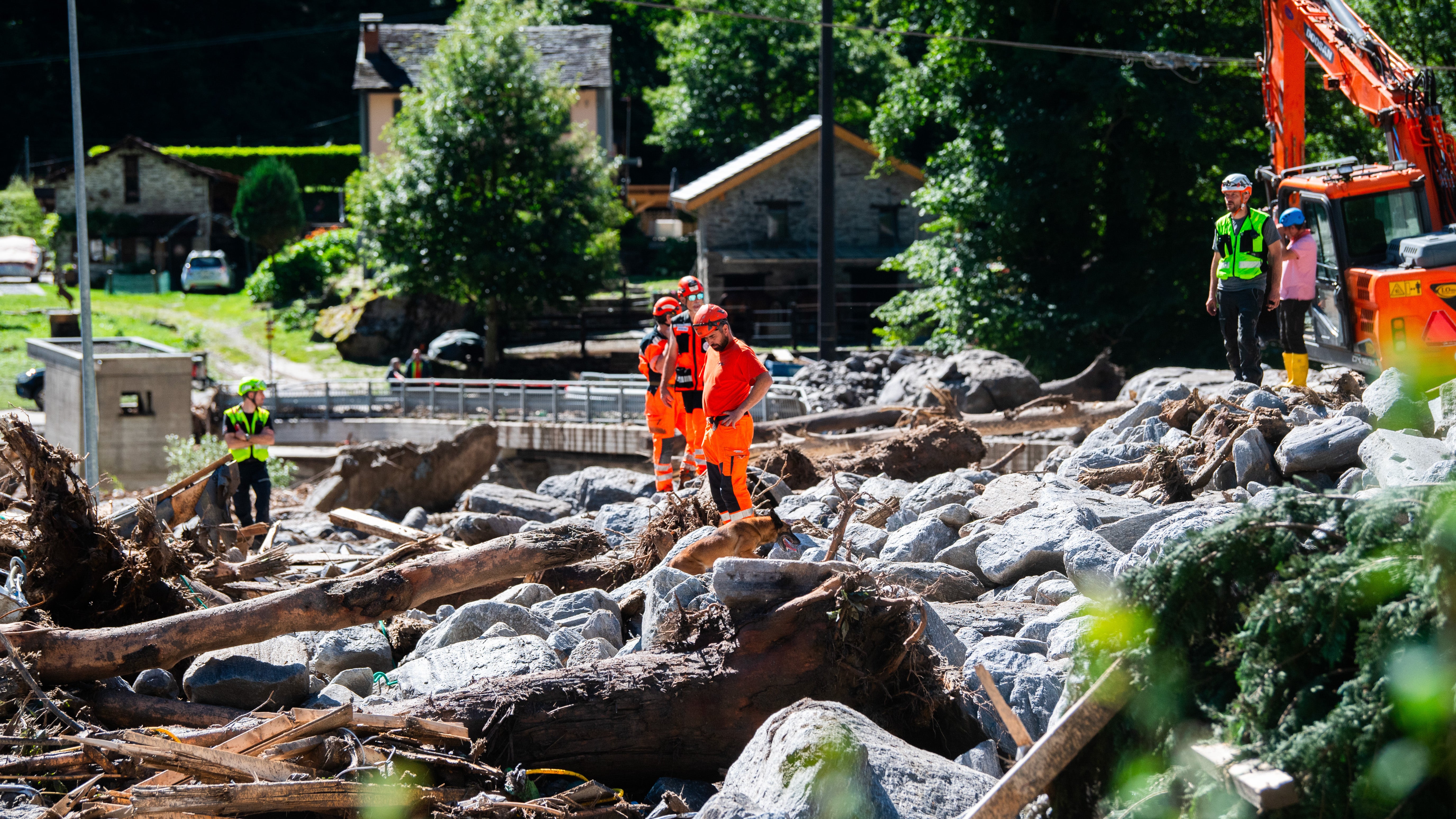 22.06.2024, Schweiz, Lostallo: Einsatzkr&auml;fte beteiligen sich an den Aufr&auml;umarbeiten. (Samuel Golay/KEYSTONE/Ti-Press/dpa)

