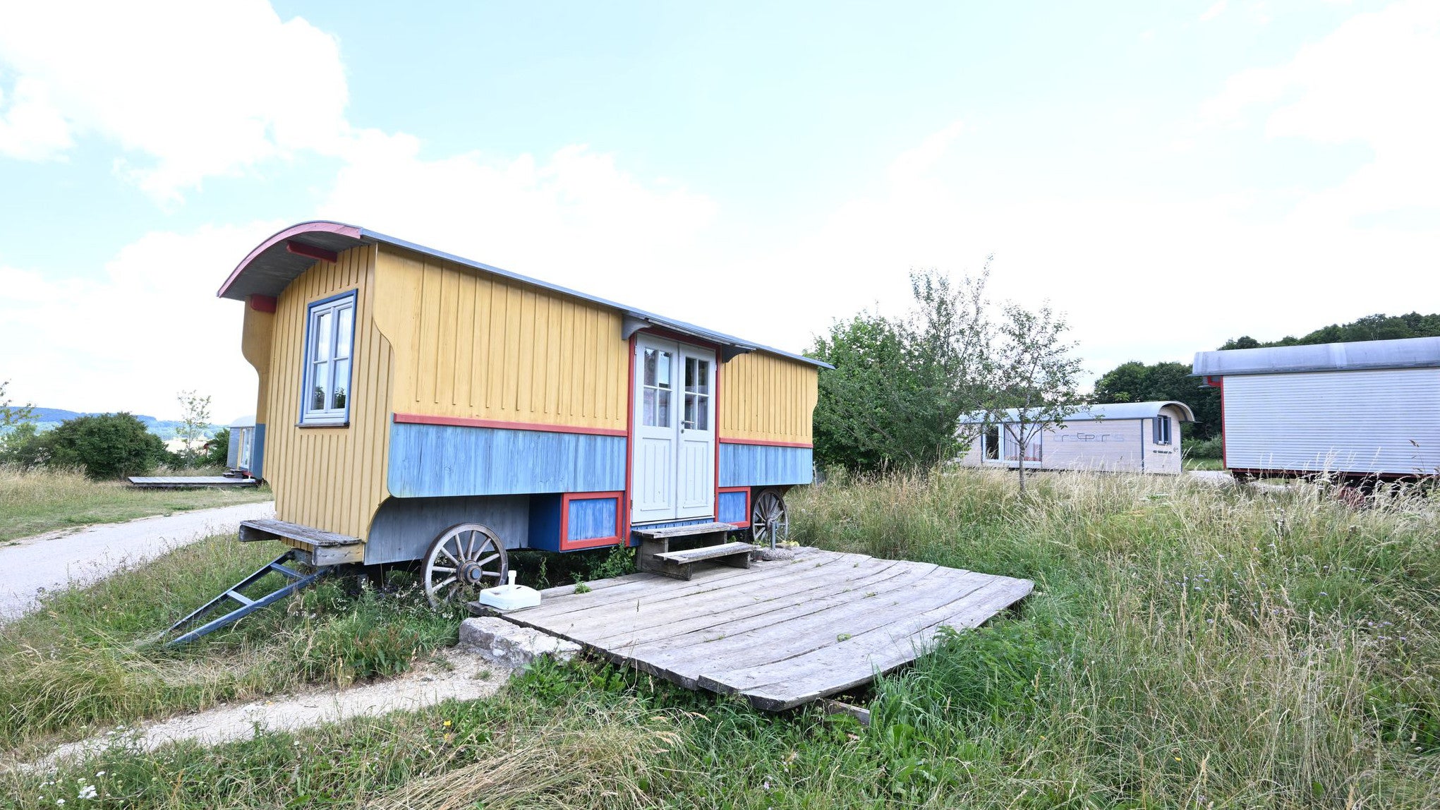10.07.2025, Baden-W&uuml;rttemberg, M&uuml;nsingen: Ein restaurierter Zirkuswagen steht auf dem Hofgut Hopfenburg f&uuml;r &Uuml;bernachtungsg&auml;ste bereit. (Bernd Wei&szlig;brod/dpa)