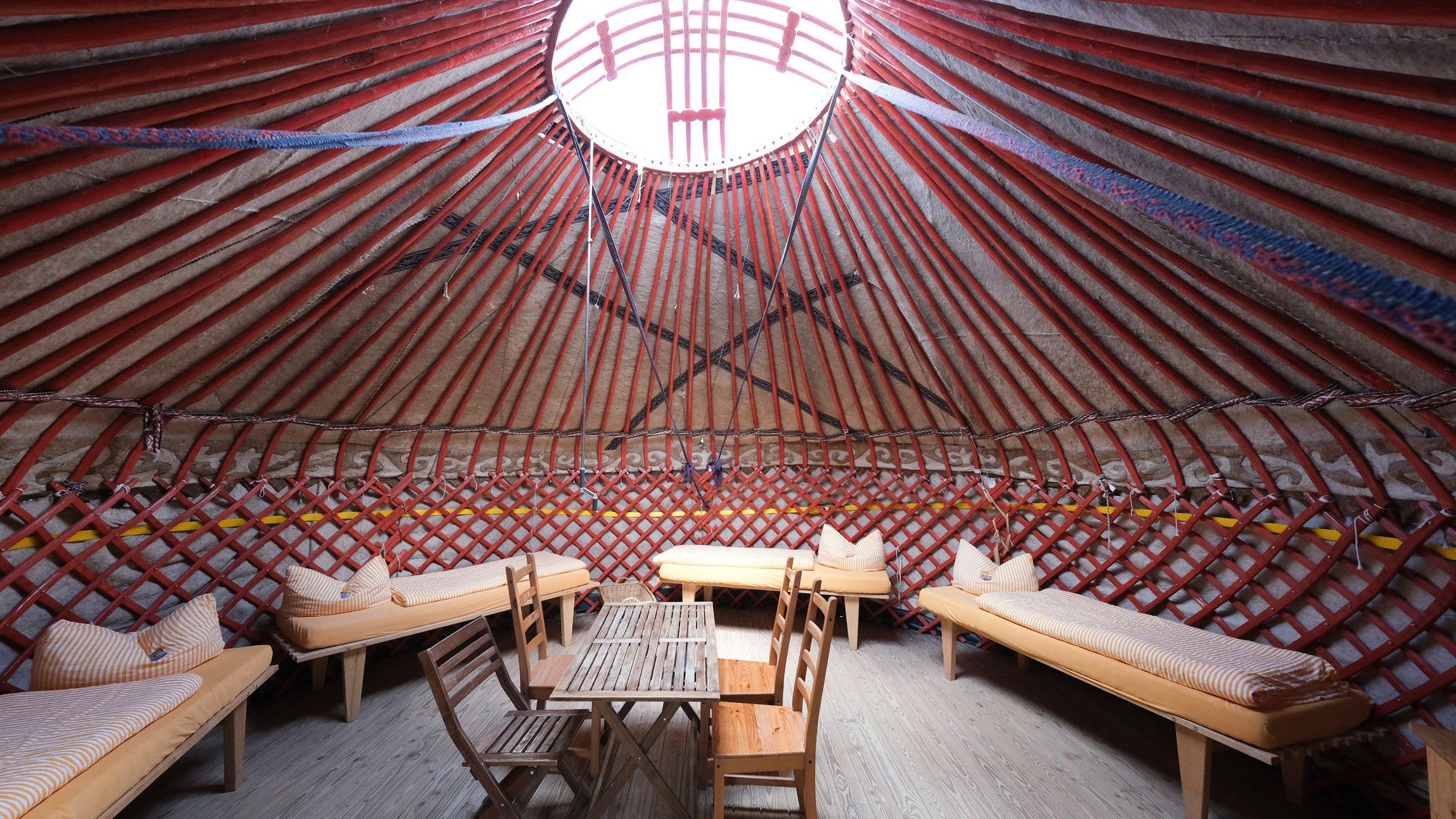 10.07.2025, Baden-W&uuml;rttemberg, M&uuml;nsingen: Ein Blick in den Innenraum einer Jurte auf dem Hofgut Hopfenburg. (Bernd Wei&szlig;brod/dpa)

