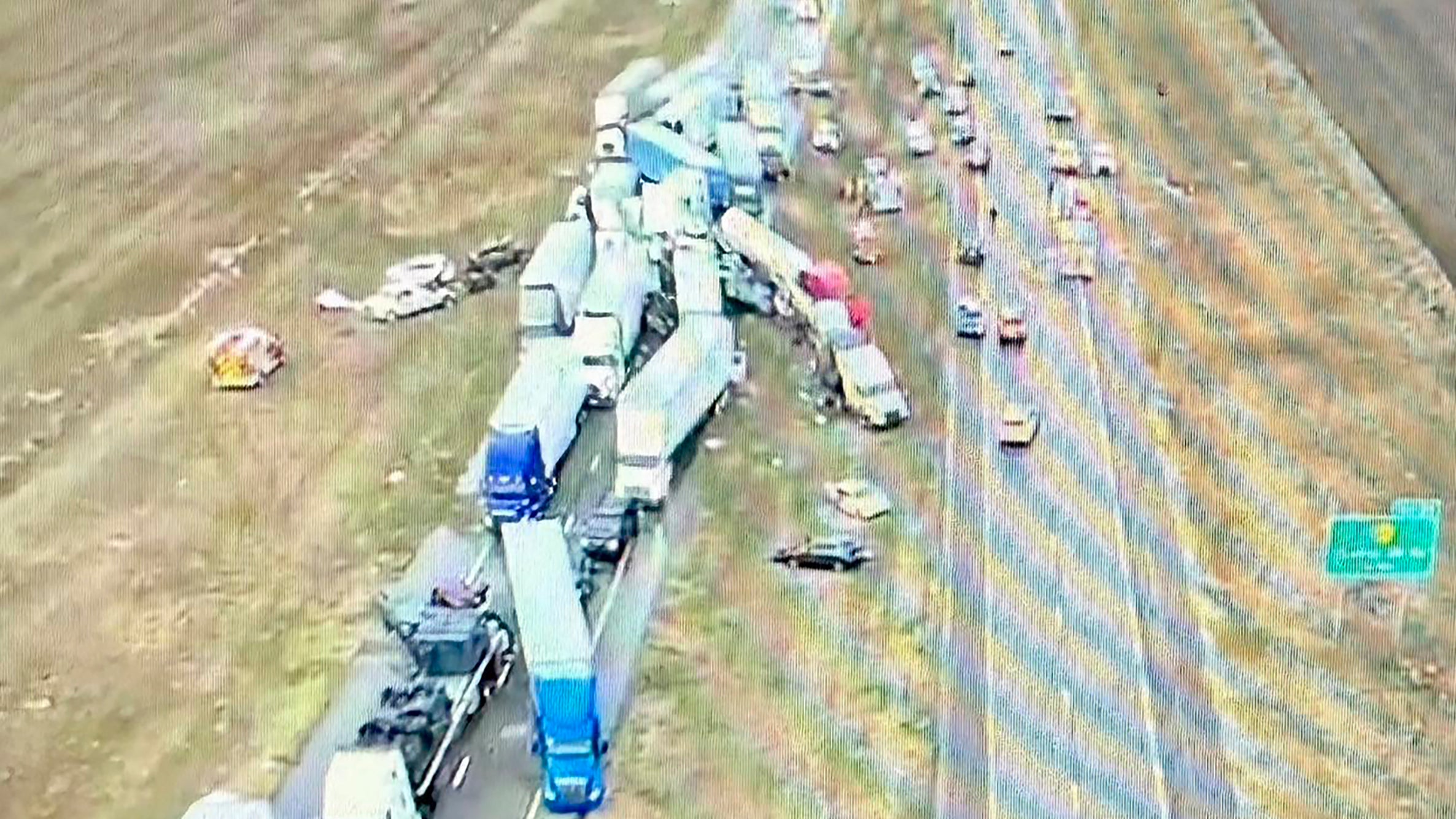 Freitag, 14. M&auml;rz 2025: Dieses von der Kansas Highway Patrol zur Verf&uuml;gung gestellte Bild zeigt die Folgen einer Massenkarambolage auf der Interstate 70 in der N&auml;he von Goodland, Kansas. Die Karambolage wurde durch einen Staubsturm verursacht, mehr als 70 Fahrzeuge waren beteiligt. (Kansas Highway Patrol via AP)
