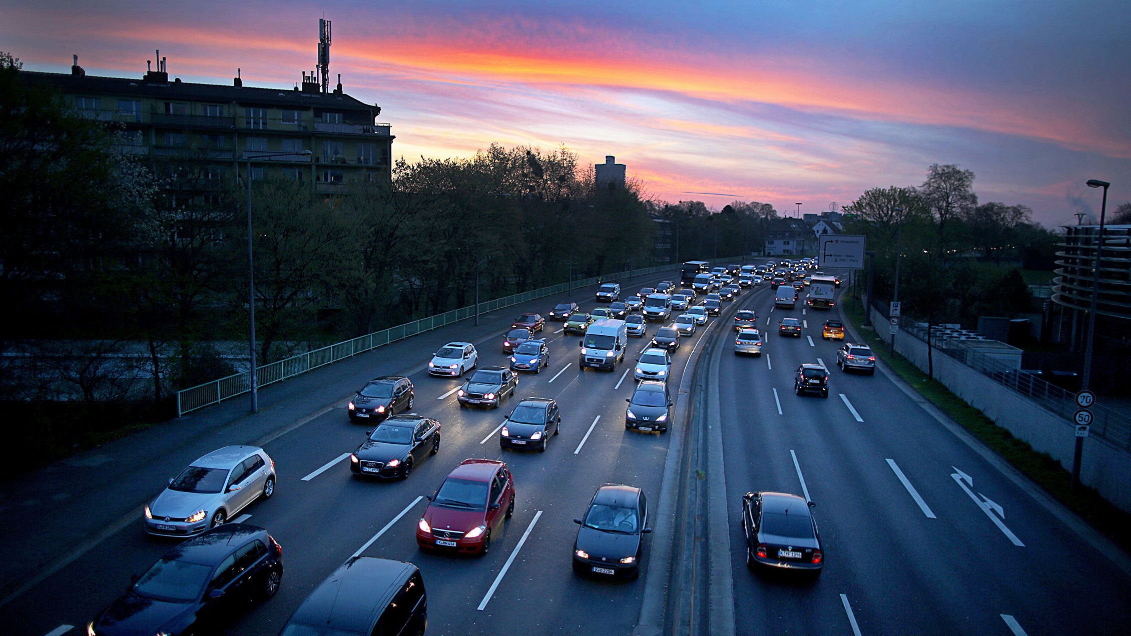 ARCHIV - 10.04.2018: Nordrhein-Westfalen, K&ouml;ln: Autos stehen auf einer Zufahrtsstra&szlig;e in die K&ouml;lner Innenstadt im Stau. Die deutschen St&auml;dte fordern &uuml;ber den Kampf gegen zu viele Diesel-Abgase hinaus eine grundlegende &laquo;Investitionsoffensive&raquo; f&uuml;r umweltfreundlicheren Verkehr. (zu dpa &laquo;St&auml;dte fordern 20-Milliarden-Programm f&uuml;r sauberen Verkehr&raquo; vom 22.06.2018) Foto: Oliver Berg/dpa 