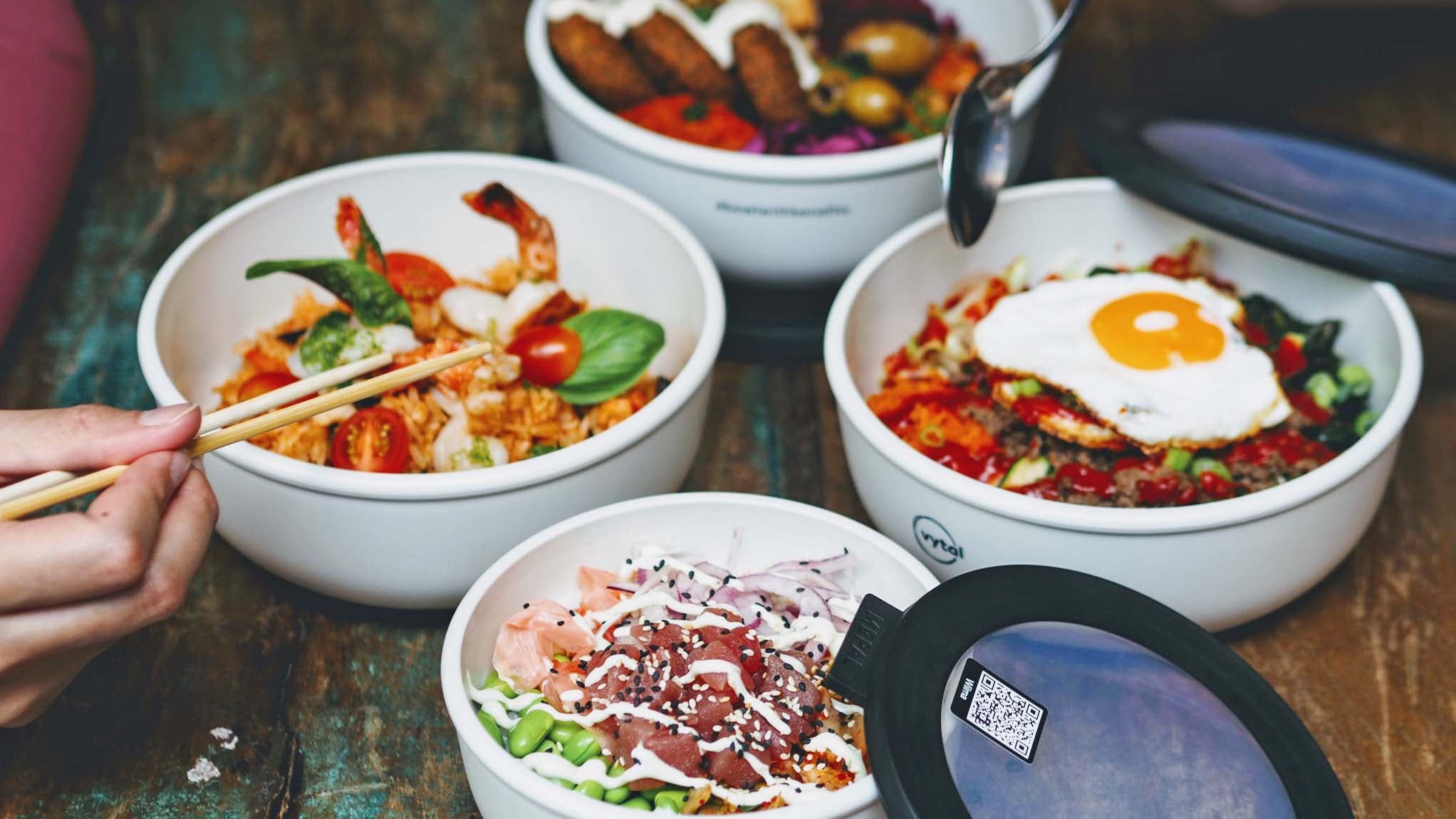 HANDOUT - 25.09.2020, ---: Mehrere Personen essen aus Mehrwegschalen des Start-ups Vytal. (zu dpa &laquo;Start-ups k&auml;mpfen gegen M&uuml;llberg durch Essensbestellungen&raquo;) Foto: Vytal/dpa - ACHTUNG: Nur zur redaktionellen Verwendung im Zusammenhang mit der aktuellen Berichterstattung und nur mit vollst&auml;ndiger Nennung des vorstehenden Credits +++ dpa-Bildfunk +++