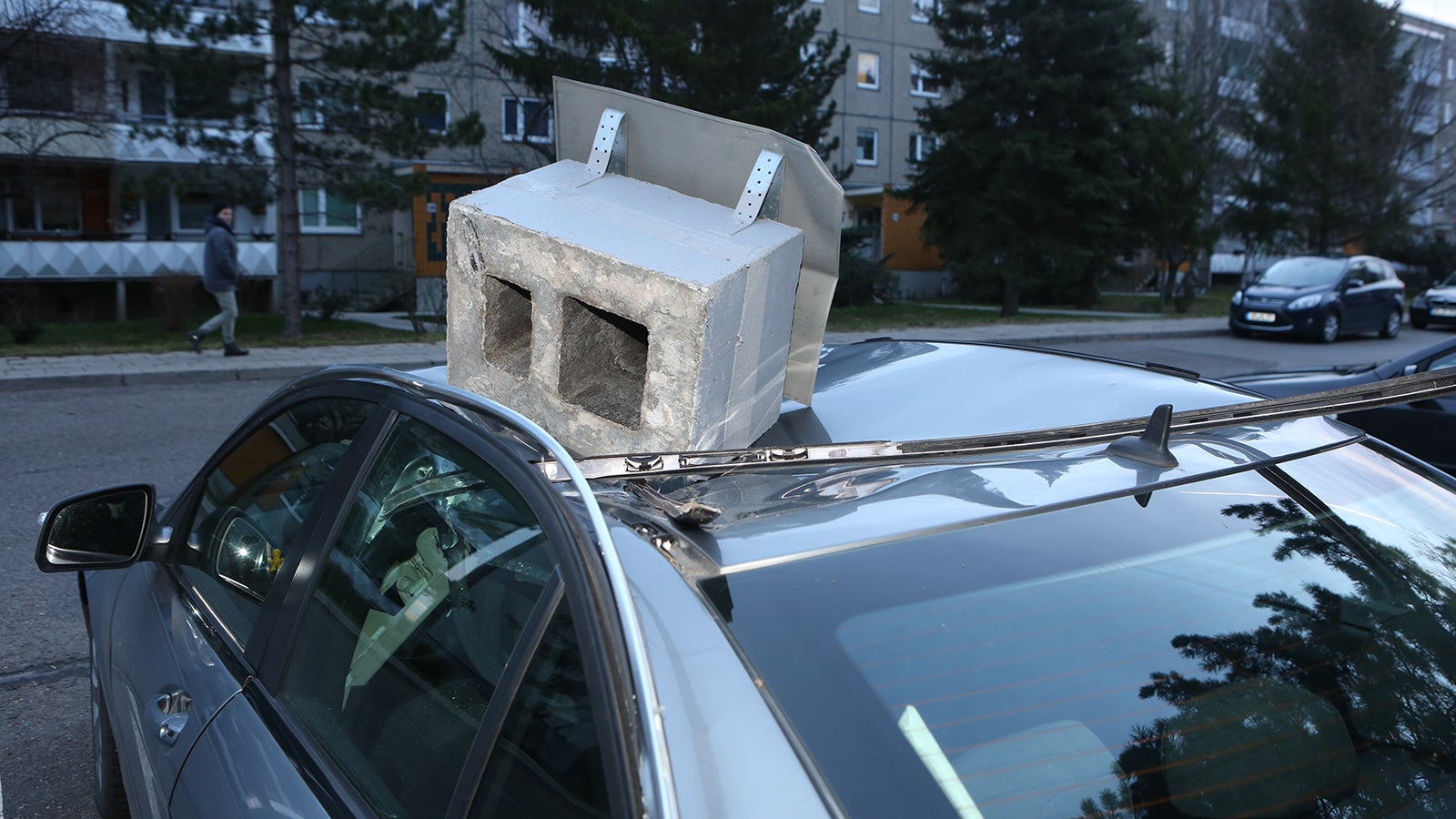 Sachsen-Anhalt, Wernigerode: Ein Betonelement liegt auf einem Autodach, welches durch den Aufprall besch&auml;digt wurde, als Sturmtief Victoria durch die Stadt fegte. Foto: Matthias Bein/dpa-Zentralbild/dpa