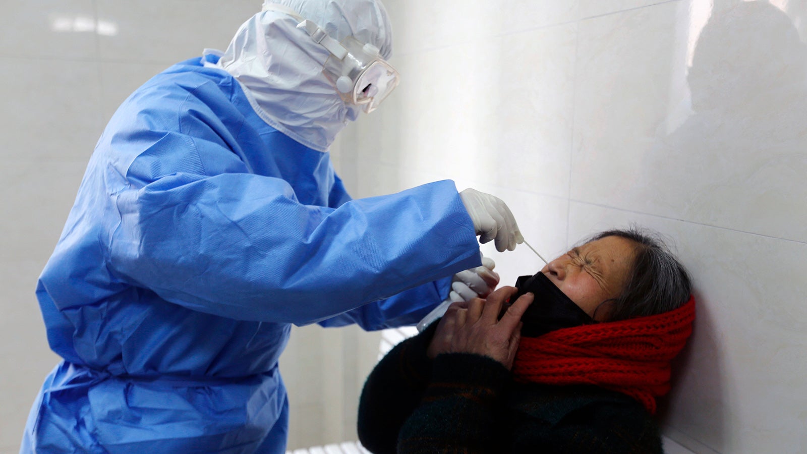 Ein Arzt testet eine Frau im Kreis Yinan im Osten Chinas auf das Corona-Virus SARS-CoV-2. Foto: Chinatopix Via AP
