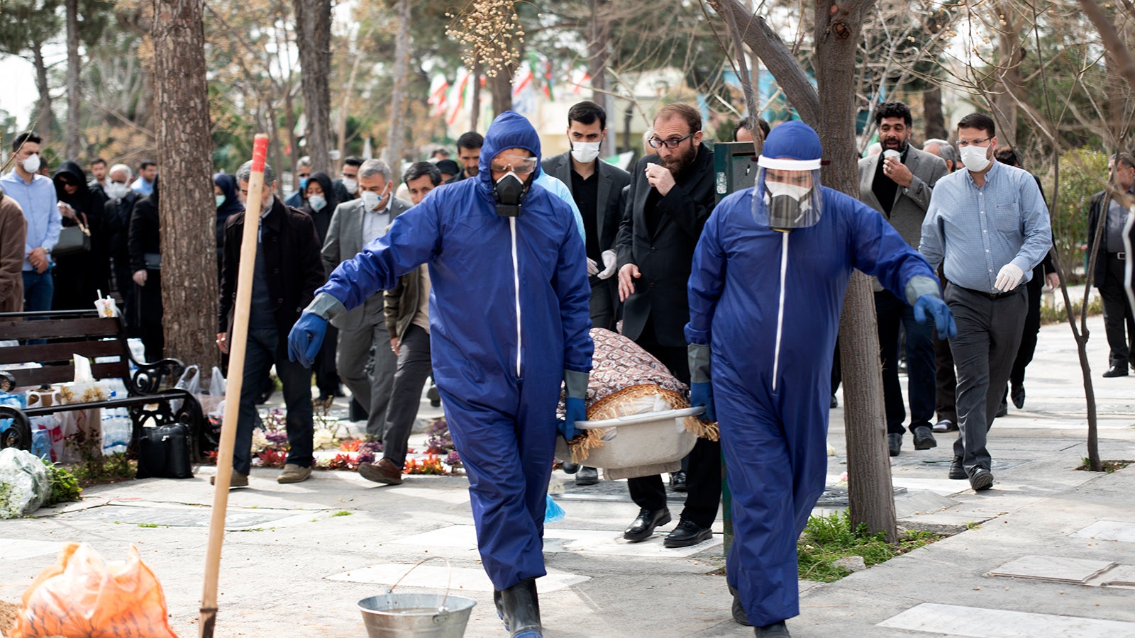 Neben Italien ist Iran das Land mit den meisten Infektionsf&auml;llen au&szlig;erhalb Chinas. Der Sprecher des Gesundheitsministeriums Kianoush Jahanpour rief die Menschen dazu auf, selbst Beerdigungen der verstorbenen Corona-Kranken fernzubleiben. Foto: Mehdi Khanlari/Fars News Agency via AP