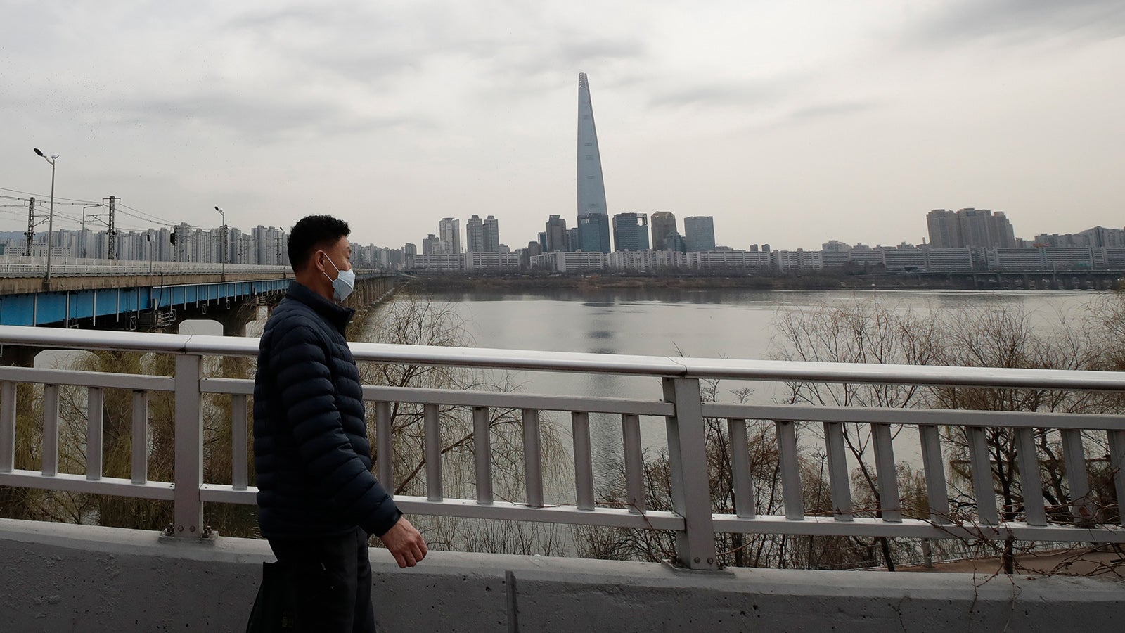 S&uuml;dkorea f&uuml;hrte schnell Ma&szlig;nahmen ein, die das soziale Leben einschr&auml;nken: B&uuml;chereien, Museen, Schulen und andere &ouml;ffentliche Einrichtungen bleiben geschlossen. Foto: AP Photo/Lee Jin-man