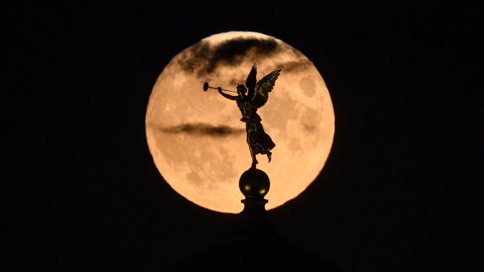 Im Mai 2026 ist gleich zweimal ein Vollmond zu sehen. Foto: Robert Michael/dpa 