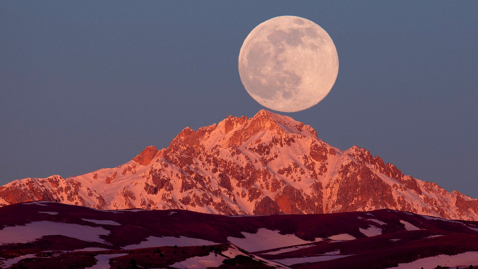 Was f&uuml;r ein Anblick! So zeigte sich der erste Vollmond des Jahres hinter dem Berg Monte Prena im Nationalpark Gran Sasso d'Italia in den Abruzzen. Foto: Imago