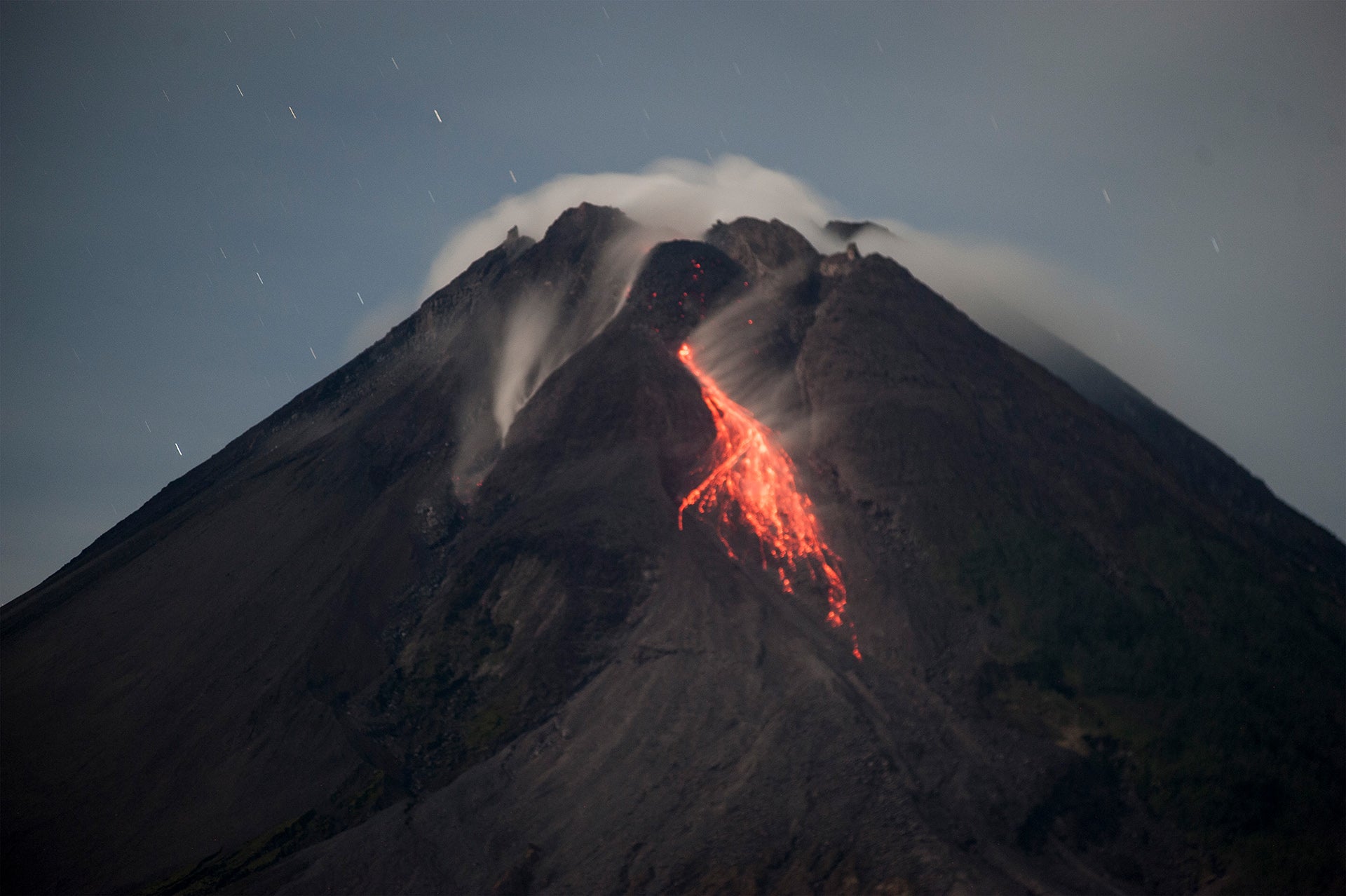 22.02.2021, Indonesien, Yogyakarta: Gl&uuml;hende Lava flie&szlig;t aus der Vulkanspitze des Merapi. Foto: Supriyanto/XinHua/dpa +++ dpa-Bildfunk +++