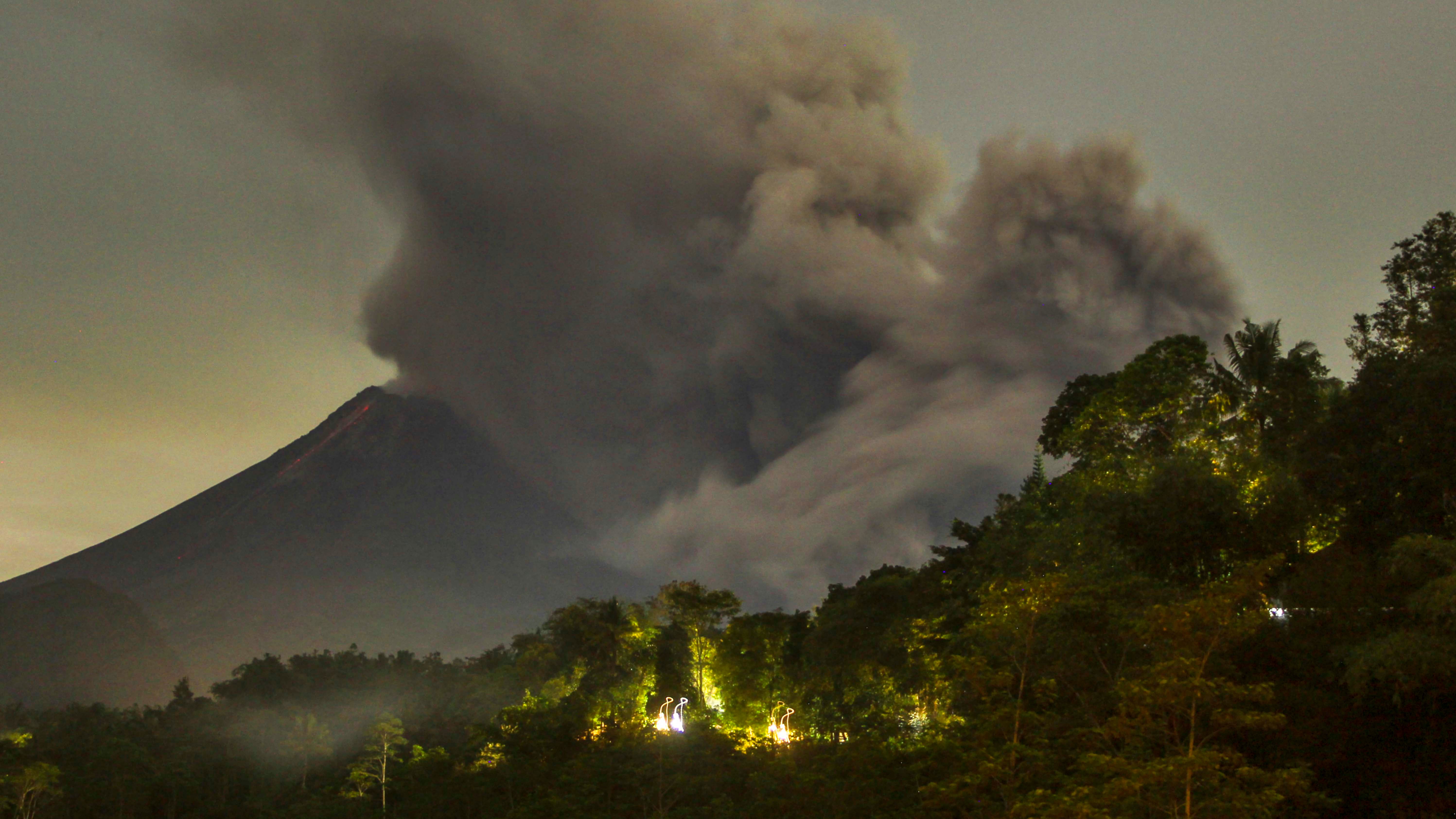 25.06.2021, Indonesien, Sleman: Eine Aschewolke ist &cedil;ber dem Vulkan Merapi zu sehen. Der Vulkan Merapi auf der indonesischen Insel Java ist wieder ausgebrochen und hat eine einen Kilometer hohe Aschewolke in die Luft geschleudert. Foto: Slamet Riyadi/AP/dpa +++ dpa-Bildfunk +++