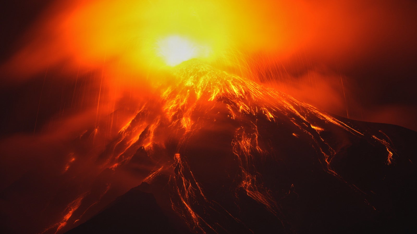 04.08.2026, Guatemala, San Juan Alotenango: Aus dem Krater des Vulkans Fuego flie&szlig;t Lava, aufgenommen von San Juan Alotenango in Guatemala aus. Foto: Moises Castillo/AP/dpa