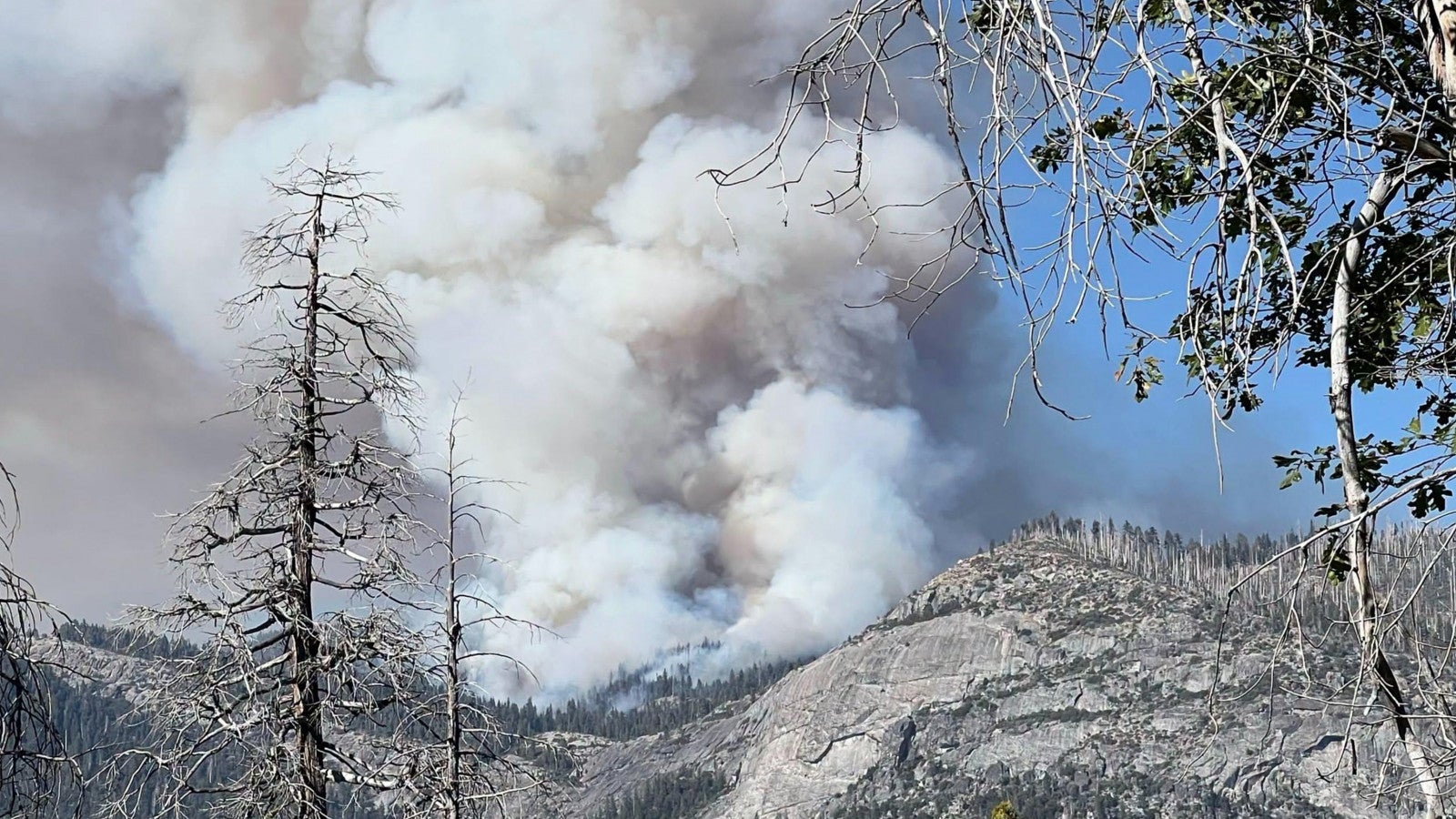 15.09.2026, USA: Das "Dome Fire" im Yosemite-Nationalpark. Foto: Uncredited/National Parks Service/dpa 