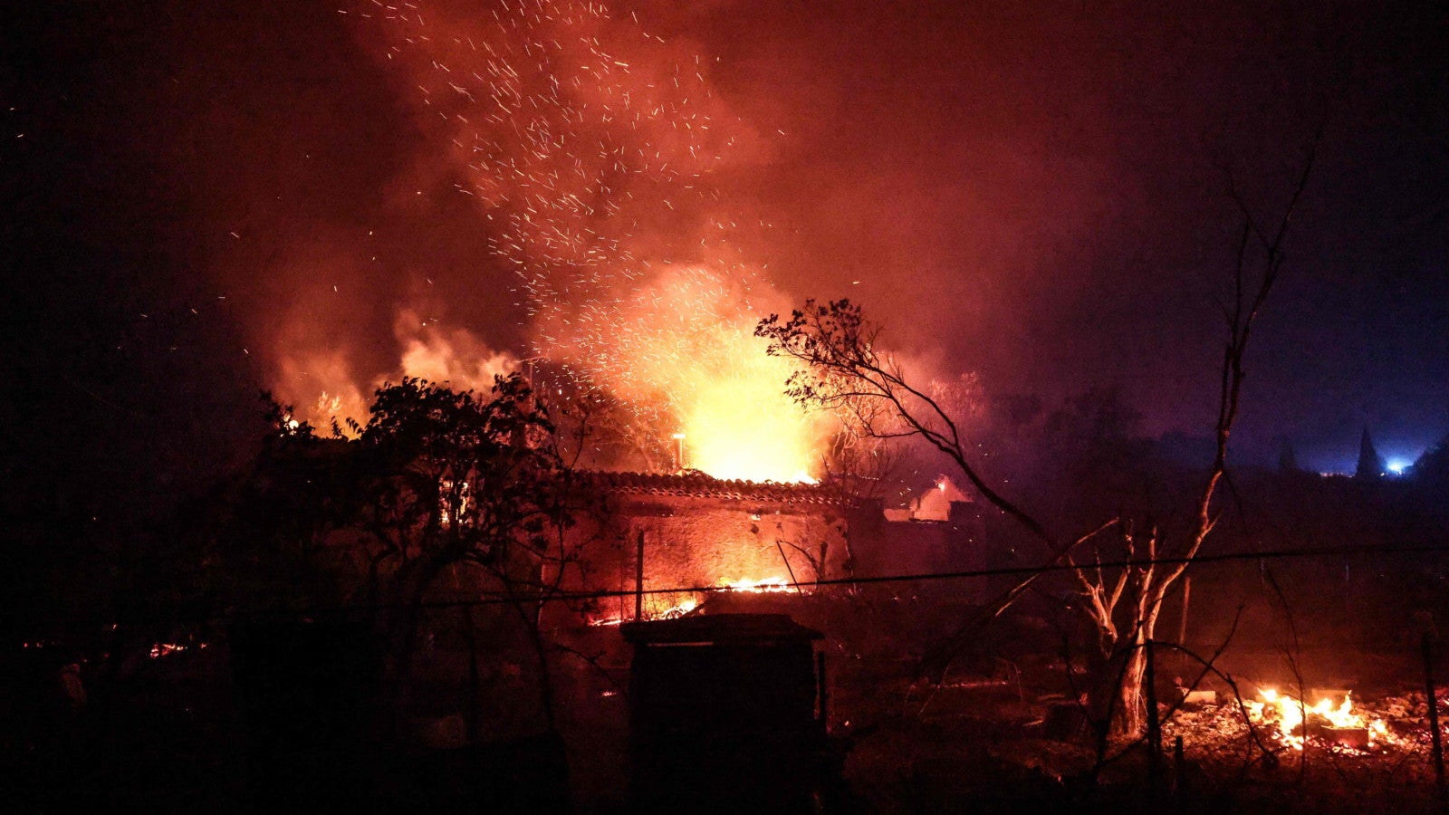 22.07.2026, Frankreich, Cotignac: Im S&uuml;dosten Frankreichs wird ein Haus von einem Feuer zerst&ouml;rt. Ein Waldbrand breitet sich mit &uuml;berraschender Geschwindigkeit in S&uuml;dfrankreich aus. Foto: Thibaud Moritz/AFP/dpa