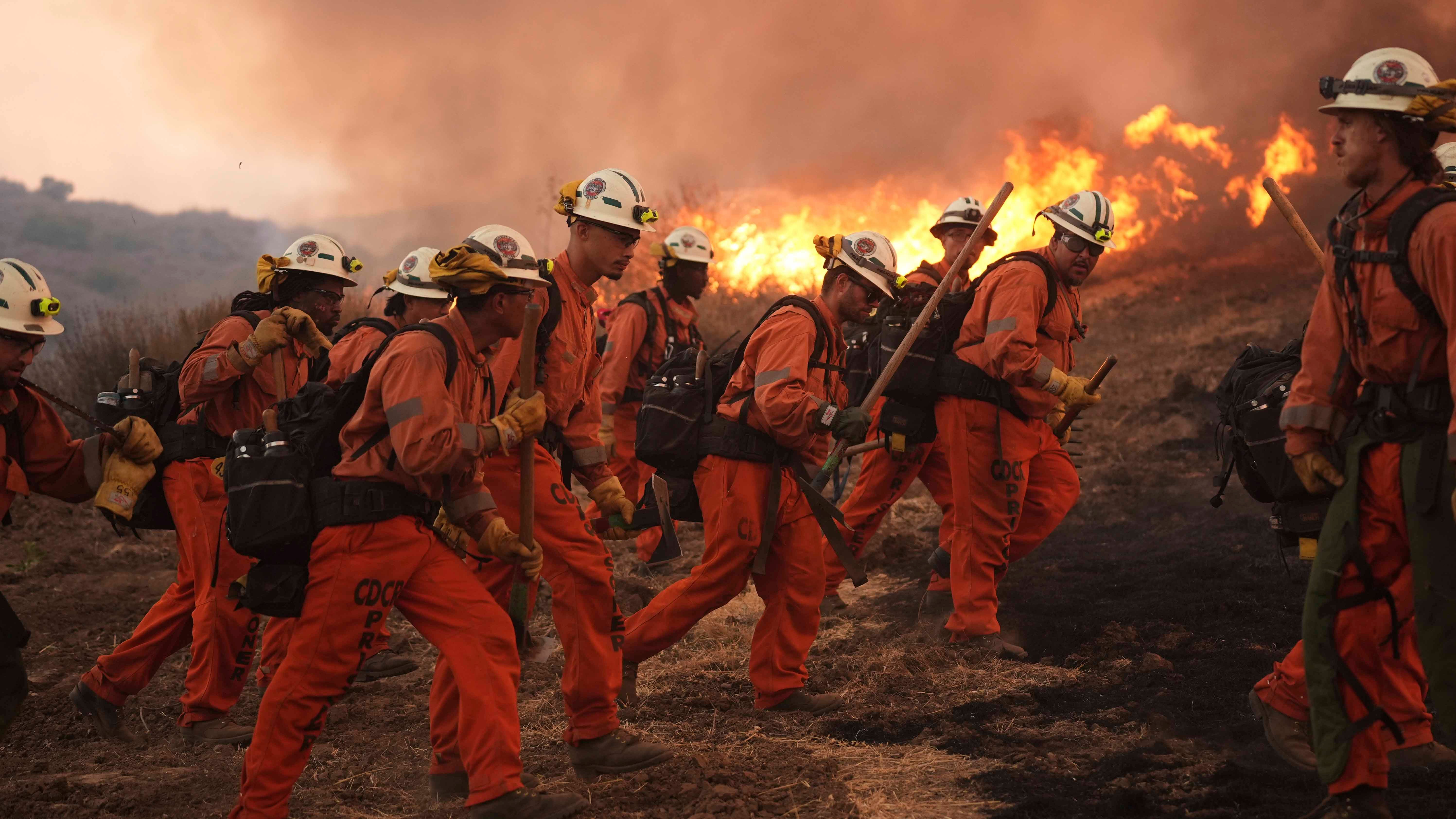 Ein Feuerwehrteam des California Department of Corrections (CDCR) k&auml;mpft gegen das Canyon Fire. Foto: Marcio Jose Sanchez/AP/dpa 
