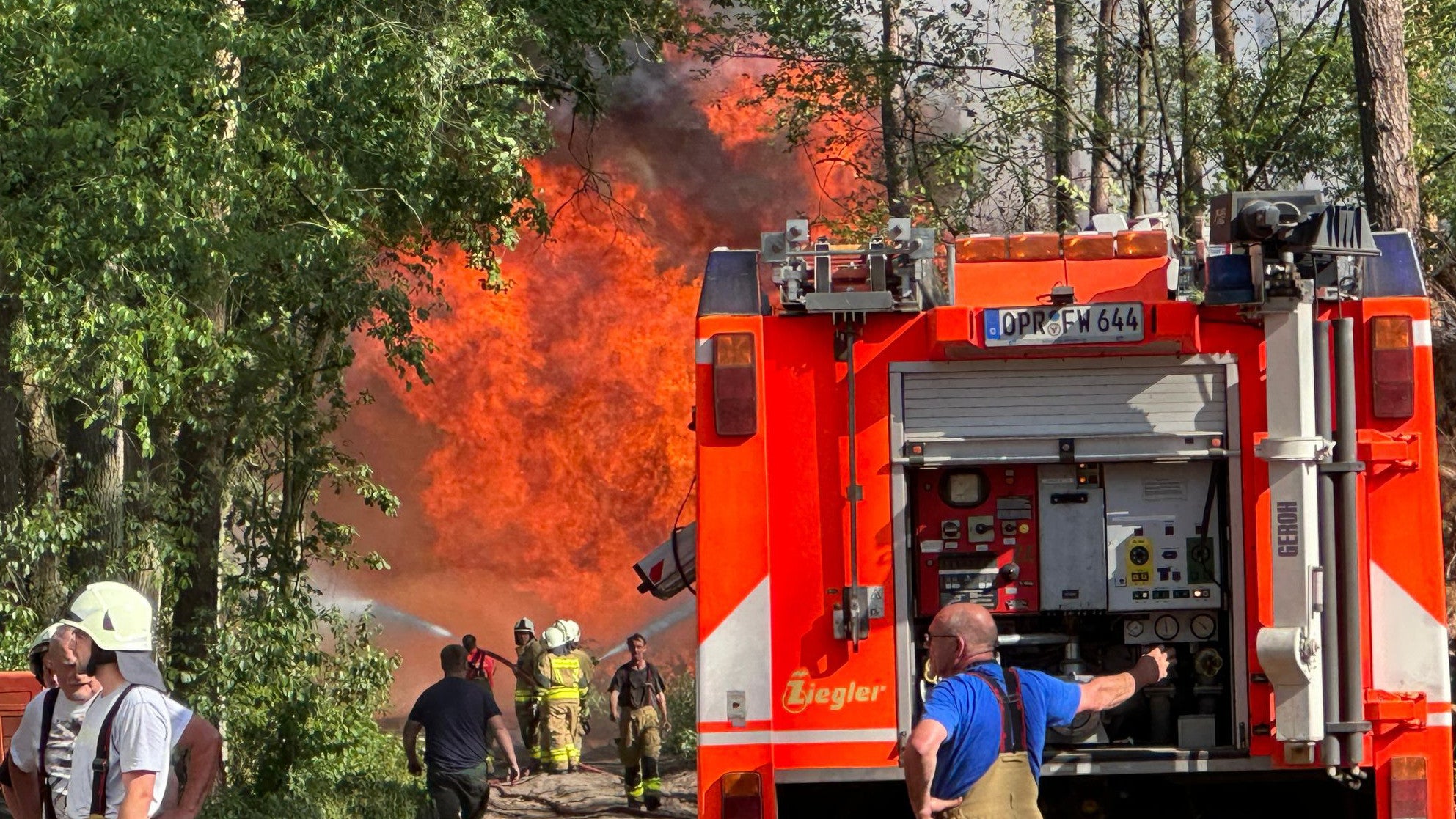 21.06.2025, Brandenburg, Sch&ouml;nberg: Die Feuerwehr bek&auml;mpft einen Waldbrand in Sch&ouml;nberg im Landkreis Ostprignitz-Ruppin. Die Waldbrandgefahr in Brandenburg bleibt hoch (Christian Guttmann/Brandenburg News24/dpa)

