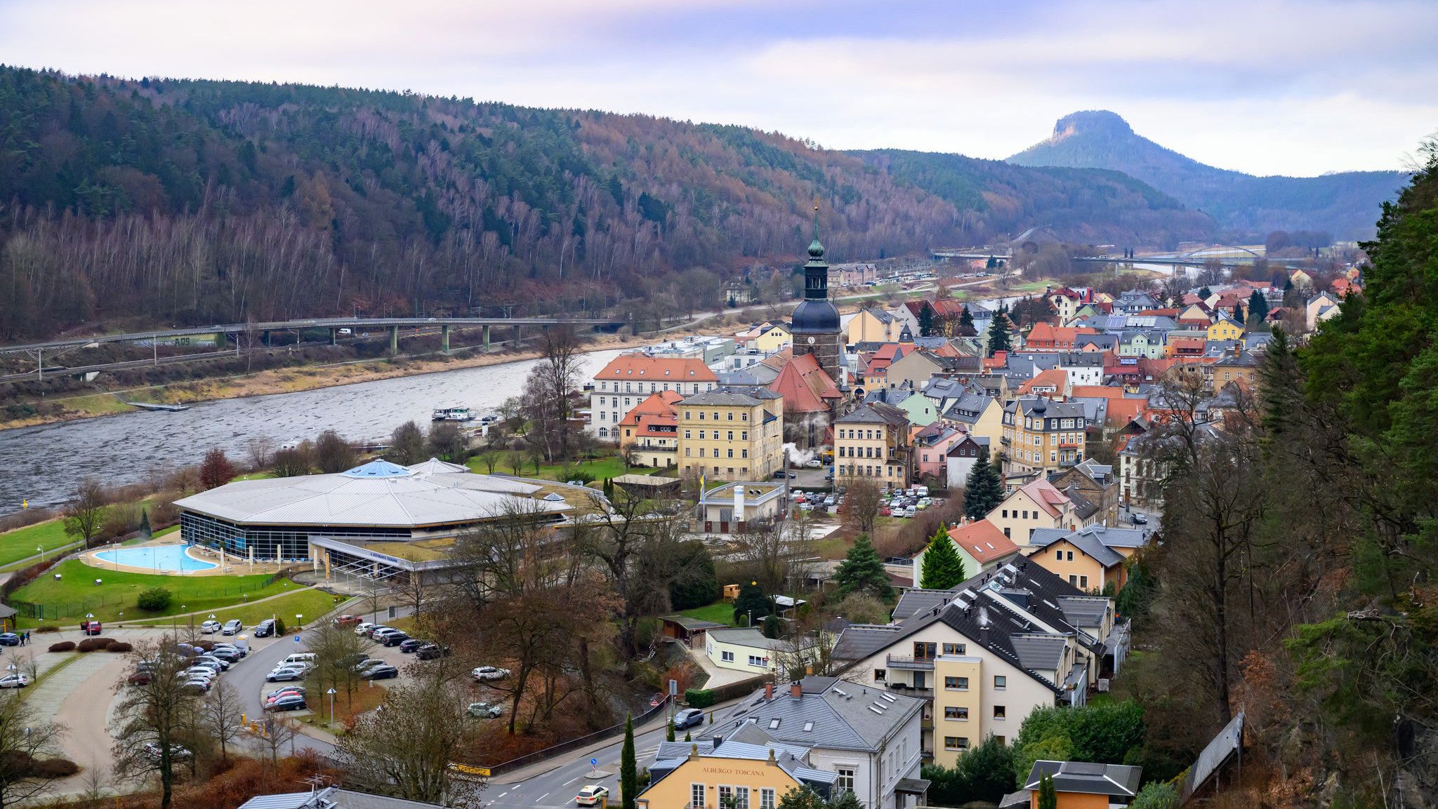 15.12.2025, Sachsen, Bad Schandau: Blick auf die s&auml;chsische Kleinstadt Bad Schandau im Landkreis S&auml;chsische Schweiz-Osterzgebirge an der Elbe. (Robert Michael/dpa)
