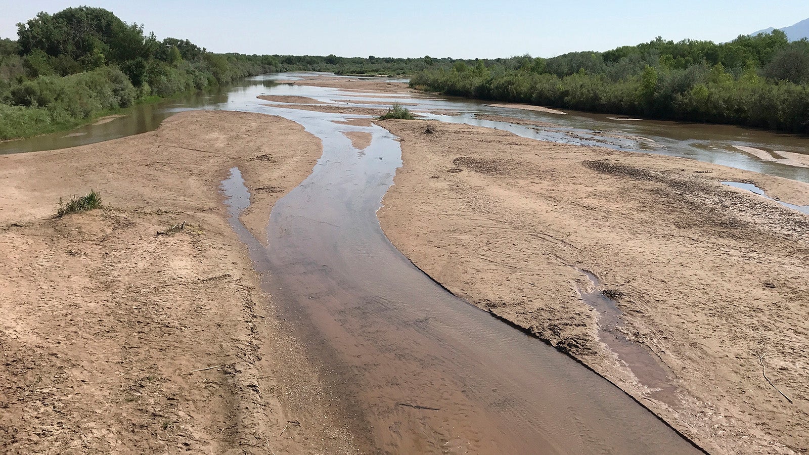 ARCHIV - 20.06.2021, USA, Albuquerque: Das Bild zeigt den Rio Grande, der n&ouml;rdlich von Albuquerque, New Mexico, flie&szlig;t. F&uuml;hrende Klima- und Wasserexperten des Bundesstaates warnten ein Gremium von Gesetzgebern aus New Mexico w&auml;hrend eines Treffens am Dienstag, dass die Wasservorr&auml;te bei steigenden Temperaturen voraussichtlich noch mehr schrumpfen werden. Foto: Susan Montoya Bryan/AP/dpa +++ dpa-Bildfunk +++