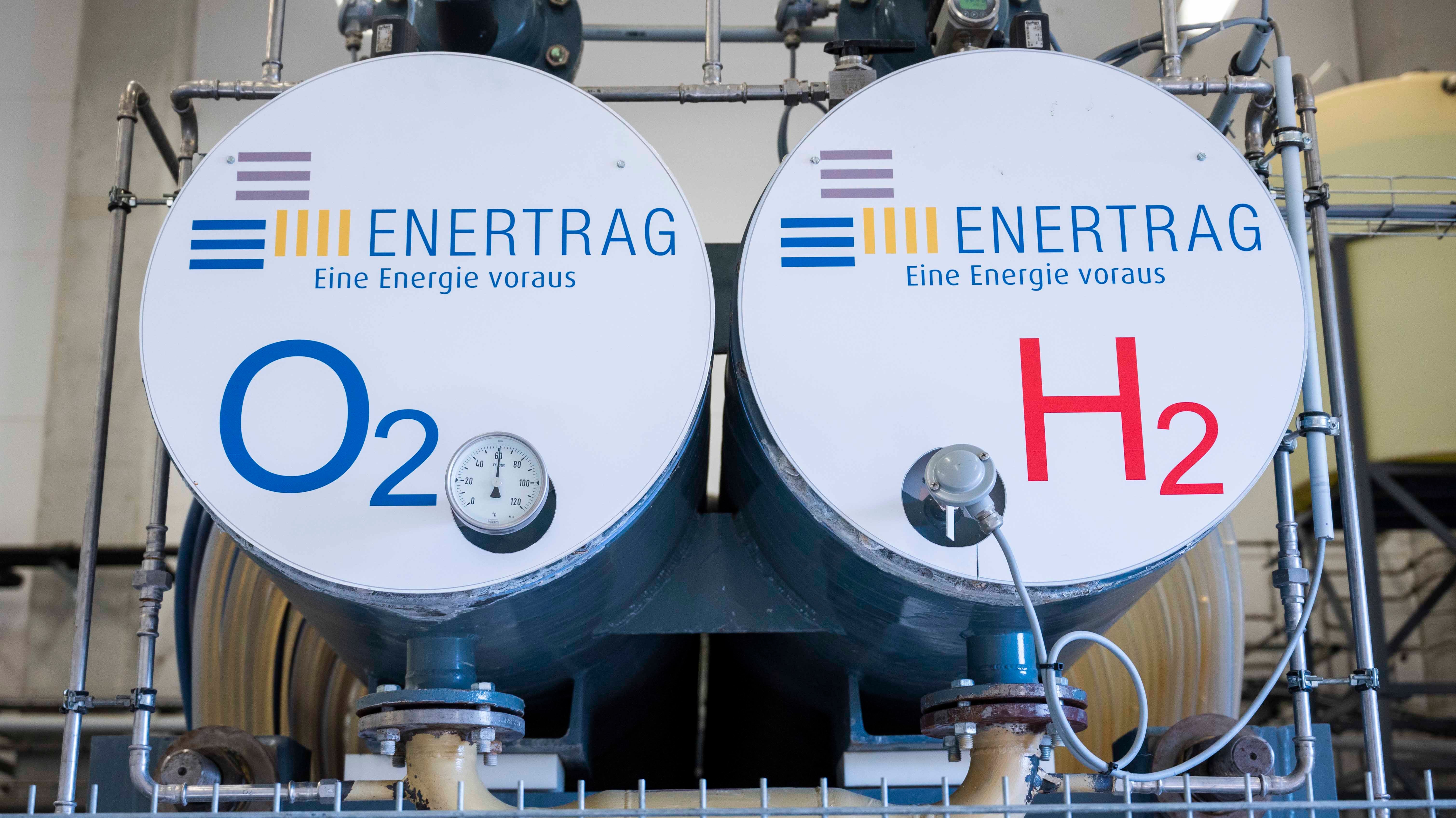 ARCHIV - 17.10.2022, Brandenburg, Prenzlau: Auf dem Gel&permil;nde des Energieunternehmens Enertrag steht ein Elektrolyseur mit dem Wasserstoff hergestellt wird. Die Vorbereitungen der deutschen Industrie f&cedil;r eine Wasserstoffwirtschaft gewinnen nach einer Studie der Strategieberatung PwC Strategy& an Fahrt. (zu dpa: &acute;Wenn Gr&cedil;nstrom Wasser zerlegt: Elektrolyseure erm&circ;glichen Energiewende&ordf;) Foto: Christophe Gateau/dpa +++ dpa-Bildfunk +++