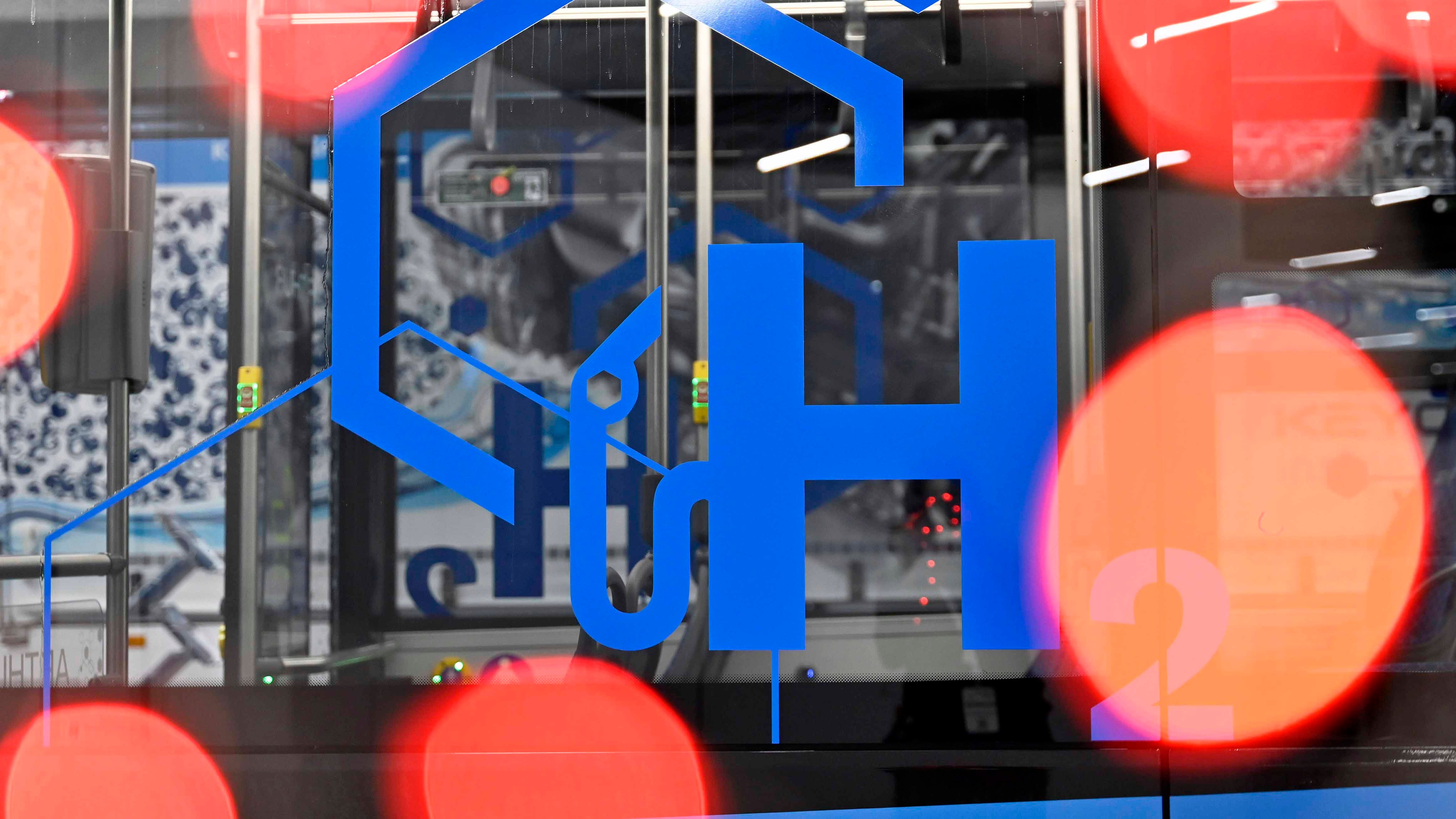 Impression eines Nahverkehrsbus mit emissionsfreiem Wasserstoff-Antrieb auf der Hydrogen-Messe Hydrogen Dialogue 2023 - Summit & Expo Powered by Handelsblatt Wasserstoff-Gipfel Update in der Messe N&cedil;rnberg. Die Messe soll dem Wissensaustausch und die Vernetzung zwischen Wirtschaft, Politik und Wissenschaft, rund um die Wasserstoffwirtschaft in Europa dienen. Themenbild, Symbolbild N&cedil;rnberg, 06.12.2023 Bayern Deutschland *** Impression of a local bus with zero-emission hydrogen drive at the Hydrogen trade fair Hydrogen Dialogue 2023 Summit Expo Powered by Handelsblatt Hydrogen Summit Update at the Nuremberg Exhibition Center The exhibition is intended to promote the exchange of knowledge and networking between business, politics and sc Copyright: xDwixAnoraganingrumx