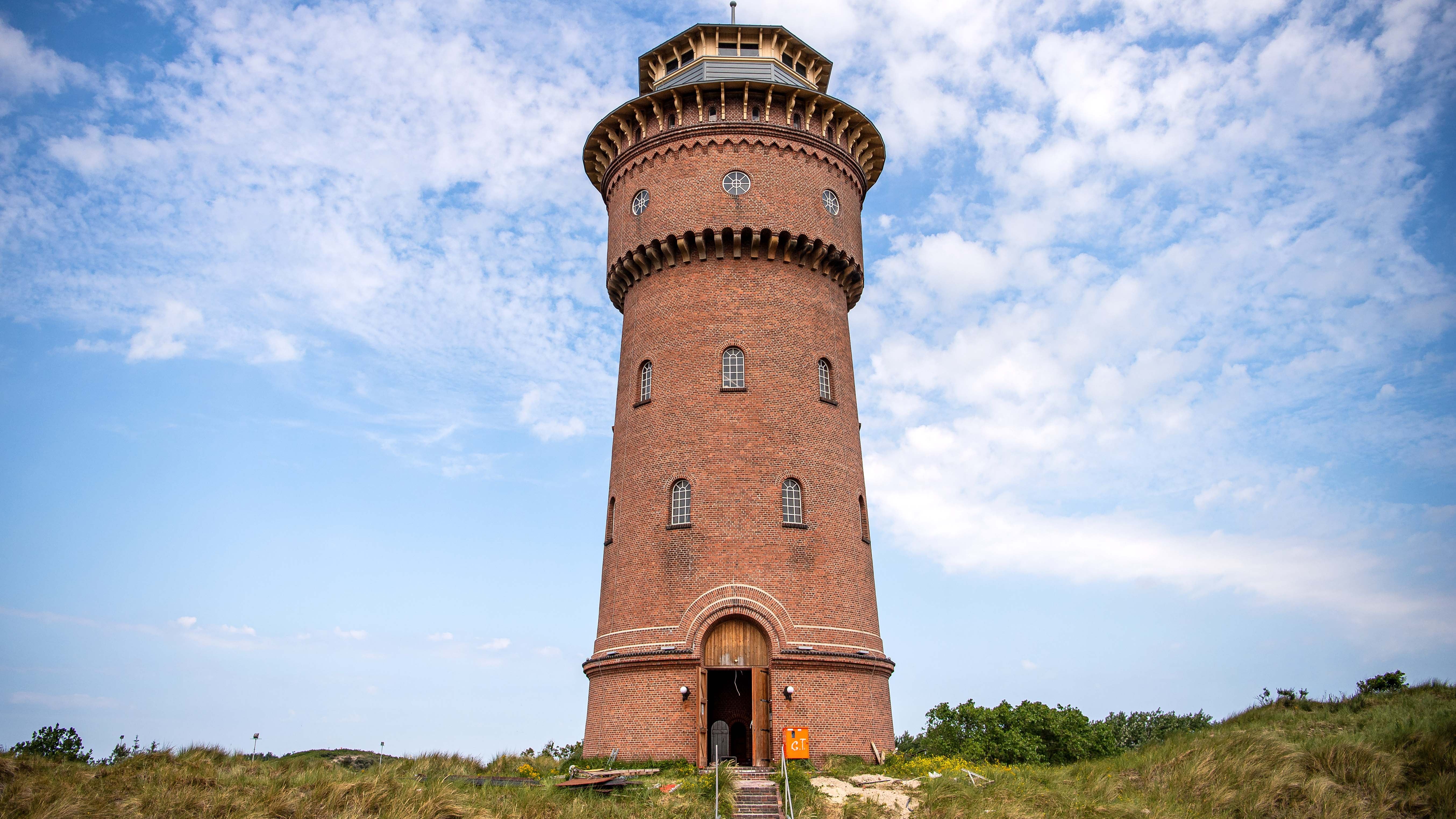 13.07.2022, Niedersachsen, Borkum: Der historische Wasserturm der ostfriesischen Insel Borkum. Der Verein Watertoorn B&circ;rkum will in dem 30 Meter hohen Turm auf sechs Ebenen k&cedil;nftig etwa &cedil;ber die Trinkwassergewinnung auf der Insel, den B&permil;dertourismus und die Geschichte des Wasserturms von 1900 informieren. Foto: Sina Schuldt/dpa +++ dpa-Bildfunk +++
