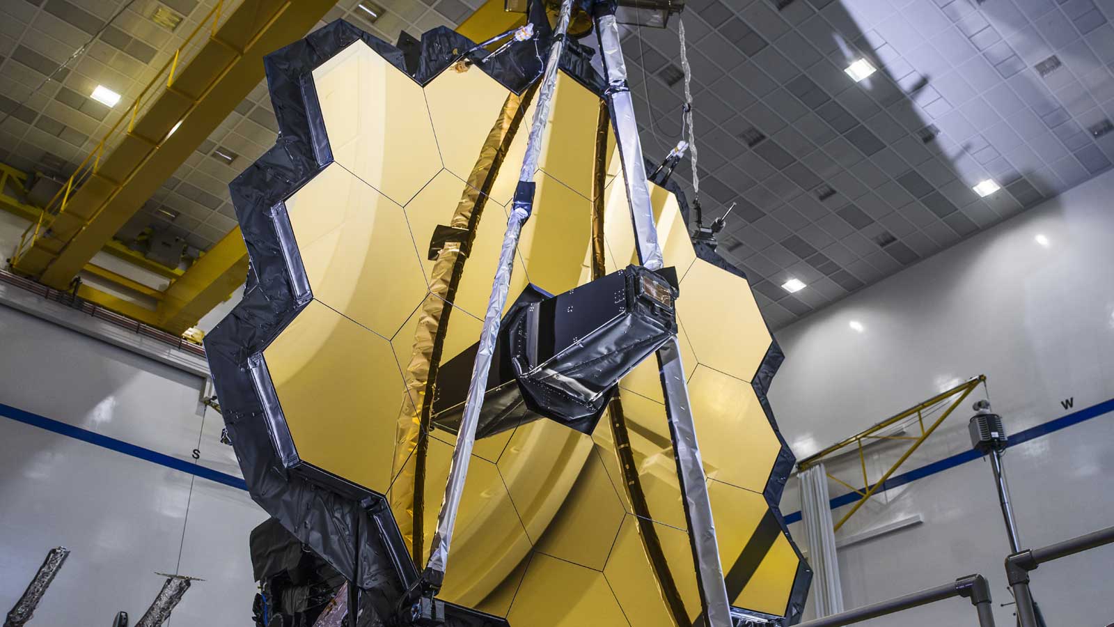 HANDOUT - 05.03.2020, USA, Redondo Beach: Foto des NASA/ESA/CSA James-Webb-Weltraumteleskops nach einem erfolgreichen Entfaltungstest seines Hauptspiegels in der gleichen Konfiguration, die es im Weltraum haben wird. Die Weltraumbeh&ouml;rden Europas, der USA und Kanadas wollen mit ihrem neuen James-Webb-Weltraumteleskop bald mehr &uuml;ber das fr&uuml;he Universum lernen. Mit dem Teleskop sollen die ersten nach dem Urknall entstandenen Galaxien beobachtet werden, sagte Nasa-Wissenschaftsdirektor Zurbuchen. Foto: Chris Gunn/NASA/dpa - ACHTUNG: Nur zur redaktionellen Verwendung und nur mit vollst&auml;ndiger Nennung des vorstehenden Credits +++ dpa-Bildfunk +++