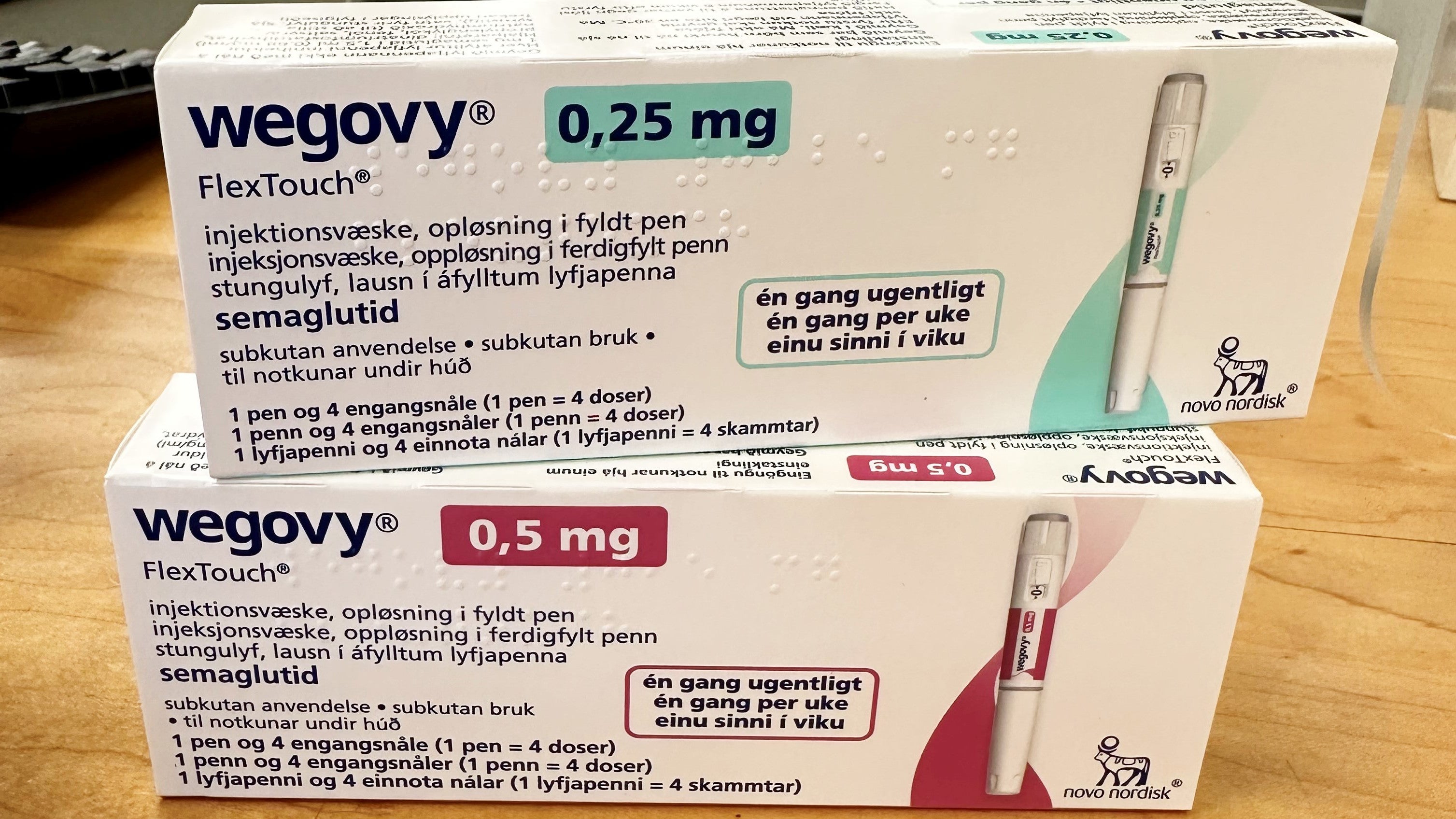 ARCHIV - 28.06.2023, D&auml;nemark, Kopenhagen: Verschiedene Packungen des Abnehmmittels Wegovy des Pharmakonzerns Novo Nordisk liegen in einer d&auml;nischen Apotheke auf dem Verkaufstresen. (zu dpa &laquo;Hype um purzelnde Kilos: Abnehmmittel &laquo;Wegovy&raquo; kommt nach Deutschland&raquo;) Foto: Steffen Trumpf/dpa +++ dpa-Bildfunk +++

