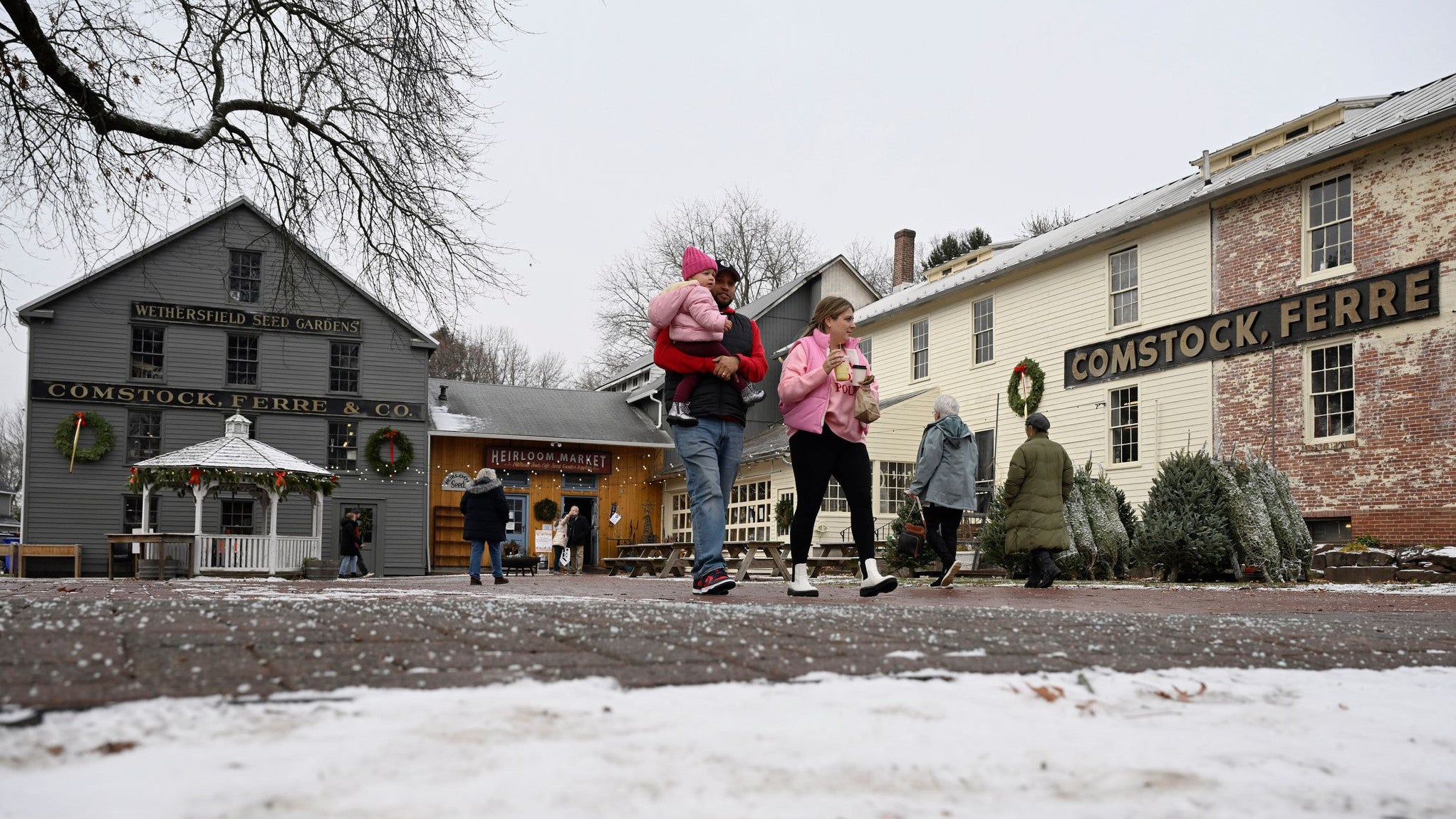 6. Dezember 2025,  Comstock Ferre in Wethersfield, Connecticut: Touristen kaufen w&auml;hrend einer einw&ouml;chigen &bdquo;Hallmark Movie Christmas Tour&ldquo; im Heirloom Market ein. Dort wurden Teile der Hallmark-Filme &bdquo;Christmas on Honeysuckle Lane&ldquo; und &bdquo;Rediscovering Christmas&ldquo; gedreht. (AP Photo/Jessica Hill)