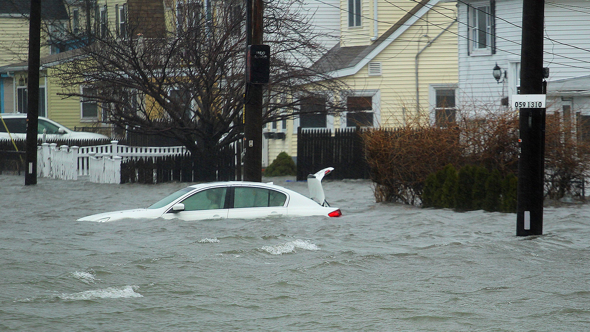 Massachusetts, Quincy: Ein Auto steht unter Wasser. Ein schwerer Wintersturm h&auml;lt die US-Ostk&uuml;ste in seinem Griff.