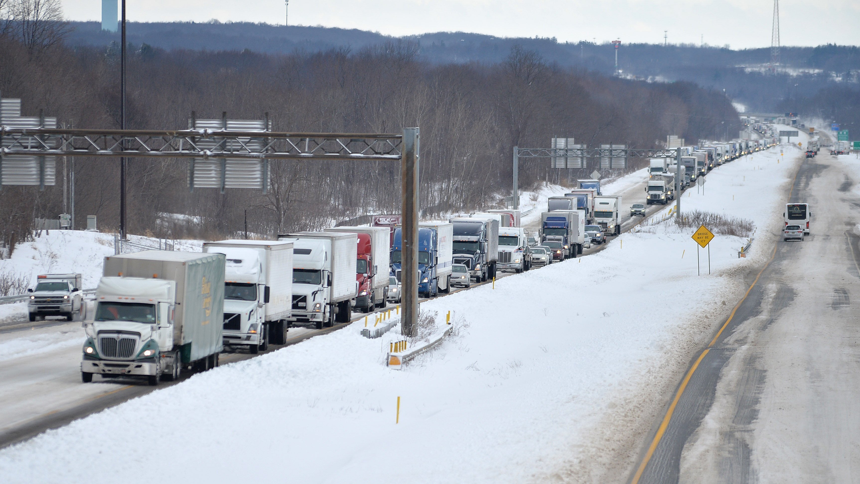 Pennsylvania, Greenfield Township: Autofahrer stehen auf dem verschneiten Interstate Highway 90 im Stau.