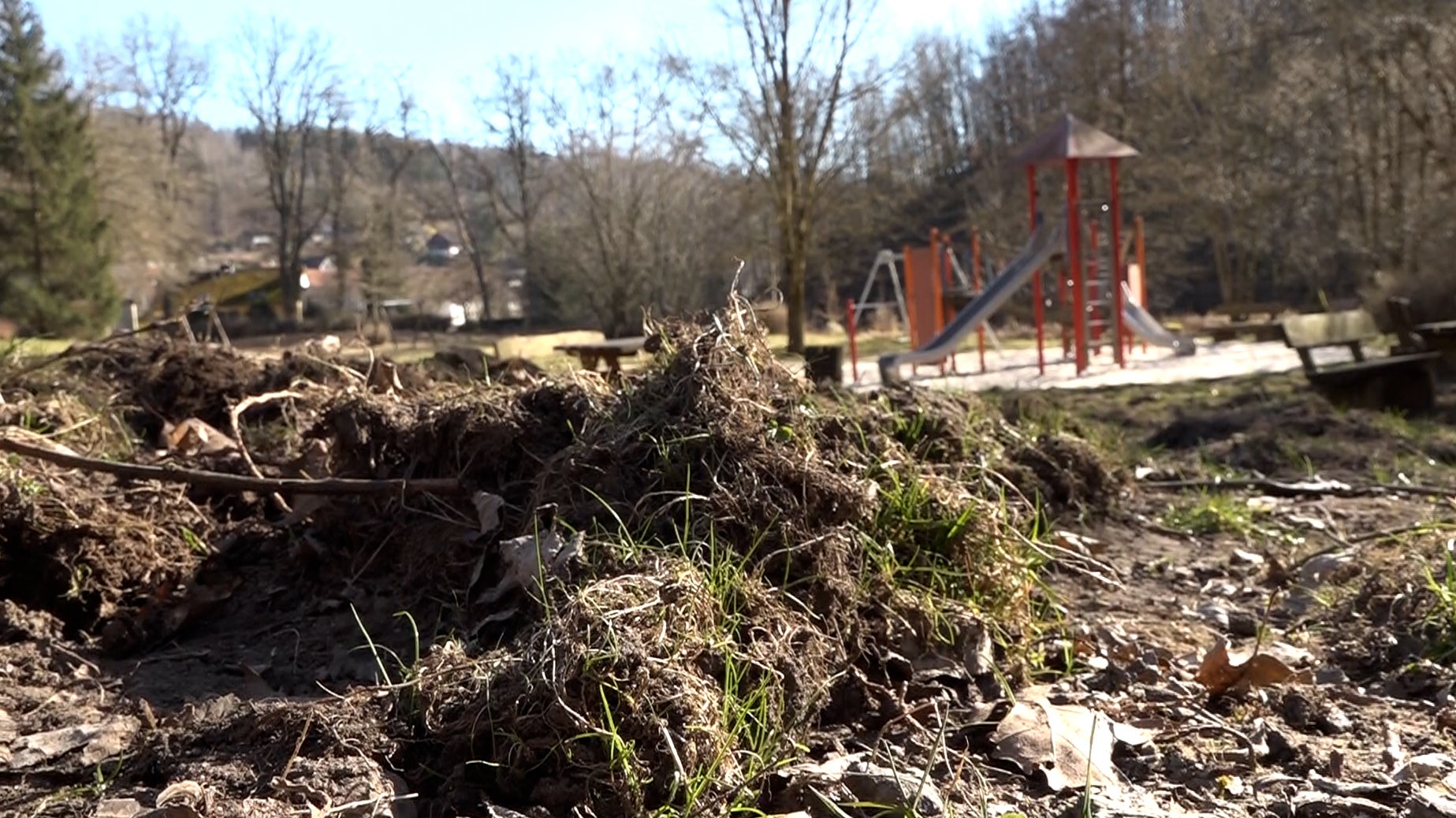 19.03.2025, Niedersachsen, Osterode: Wildschweine haben den Boden auf einem Spielplatz umgegraben. (Fernando Martinez/dpa)

