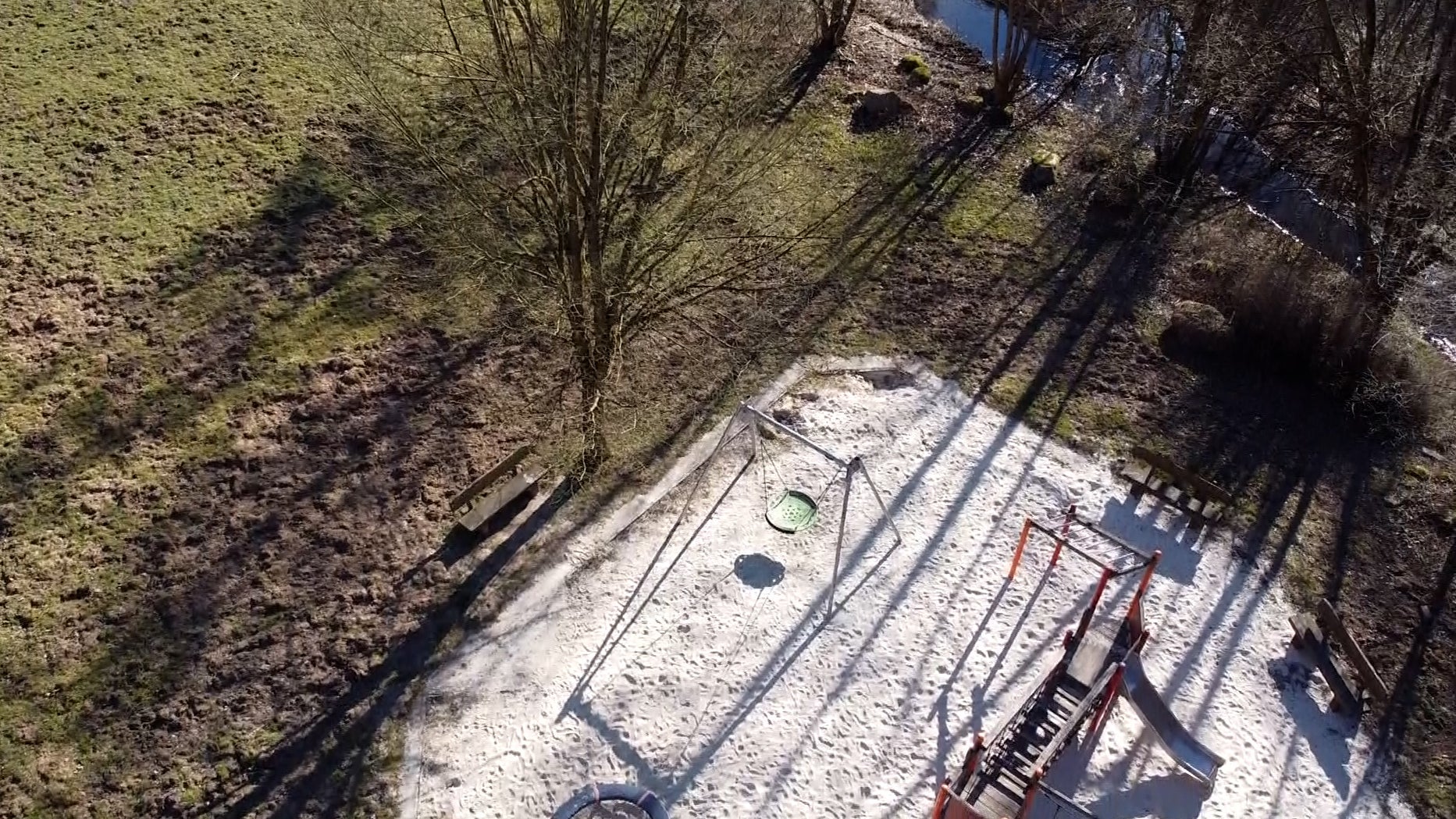 19.03.2025, Niedersachsen, Osterode: Ein von Wildschweinen verw&uuml;steter Spielplatz in Osterode am Harz. (Fernando Martinez/dpa)