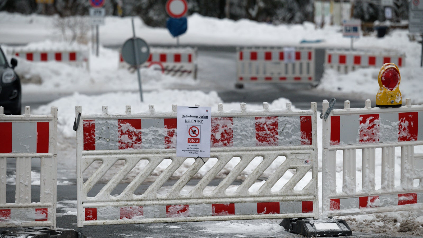 03.01.2021, Nordrhein-Westfalen, Winterberg: Absperrungen blockieren die Zufahrt zu einem Parkplatz im Skigebiet in Winterberg. Nach dem gro&szlig;en Andrang in den letzten Tagen sind die Pisten und Parkpl&auml;tze nun gesperrt. Foto: Henning Kaiser/dpa +++ dpa-Bildfunk +++