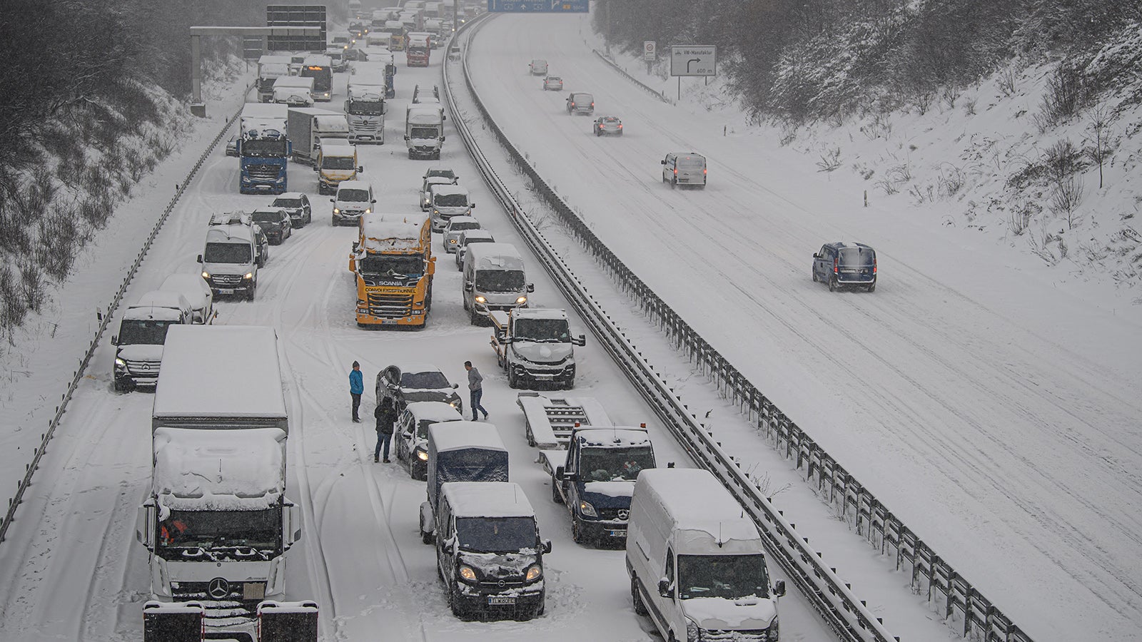 08.02.2021, Sachsen, Dresden: Autos und LKWs stehen auf der Autobahn 4 in Richtung Frankfurt bei Dresden durch Schneefall im Stau. Foto: Robert Michael/dpa-Zentralbild/dpa +++ dpa-Bildfunk +++
