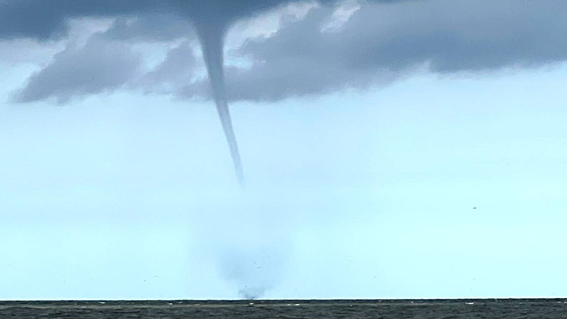 08.08.2024, Niedersachsen, Borkum: Das von einem Fischerboot aufgenommene Foto zeigt einen mutma&szlig;lichen Tornado vor der Nordseeinsel Borkum. (Rolf Groenewold/dpa)
