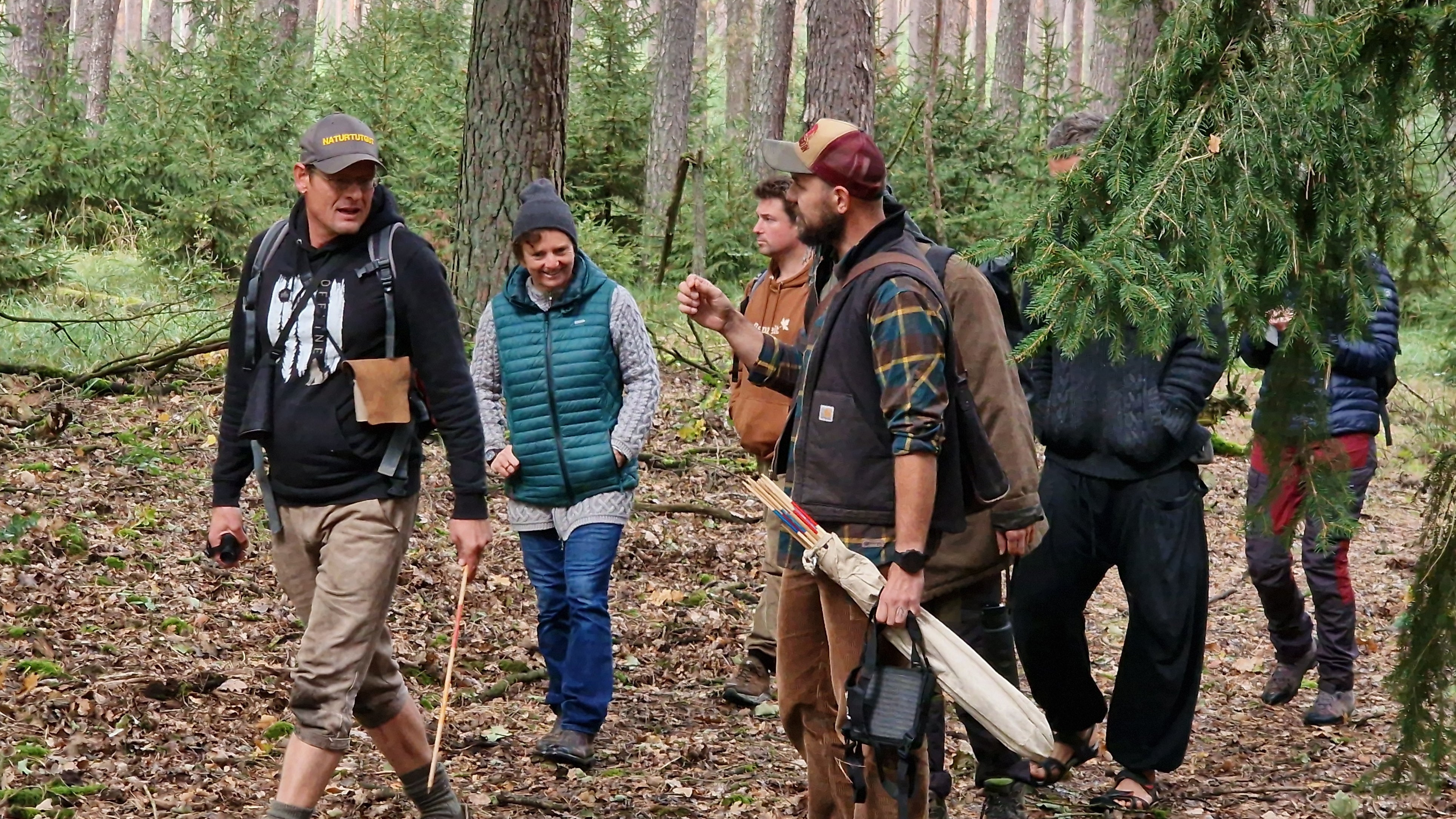 04.10.2023, Brandenburg, Bad Belzig: Spurenleser und Wildnisp&auml;dagoge Paul Wernicke (l) geht mit einer Gruppe durch den Wald im Hohen Fl&auml;ming in Brandenburg auf der Suche nach Wolfs-Spuren und anderen Tier-Zeichen. (Cevin Dettlaff/dpa-Zentralbild/dpa)