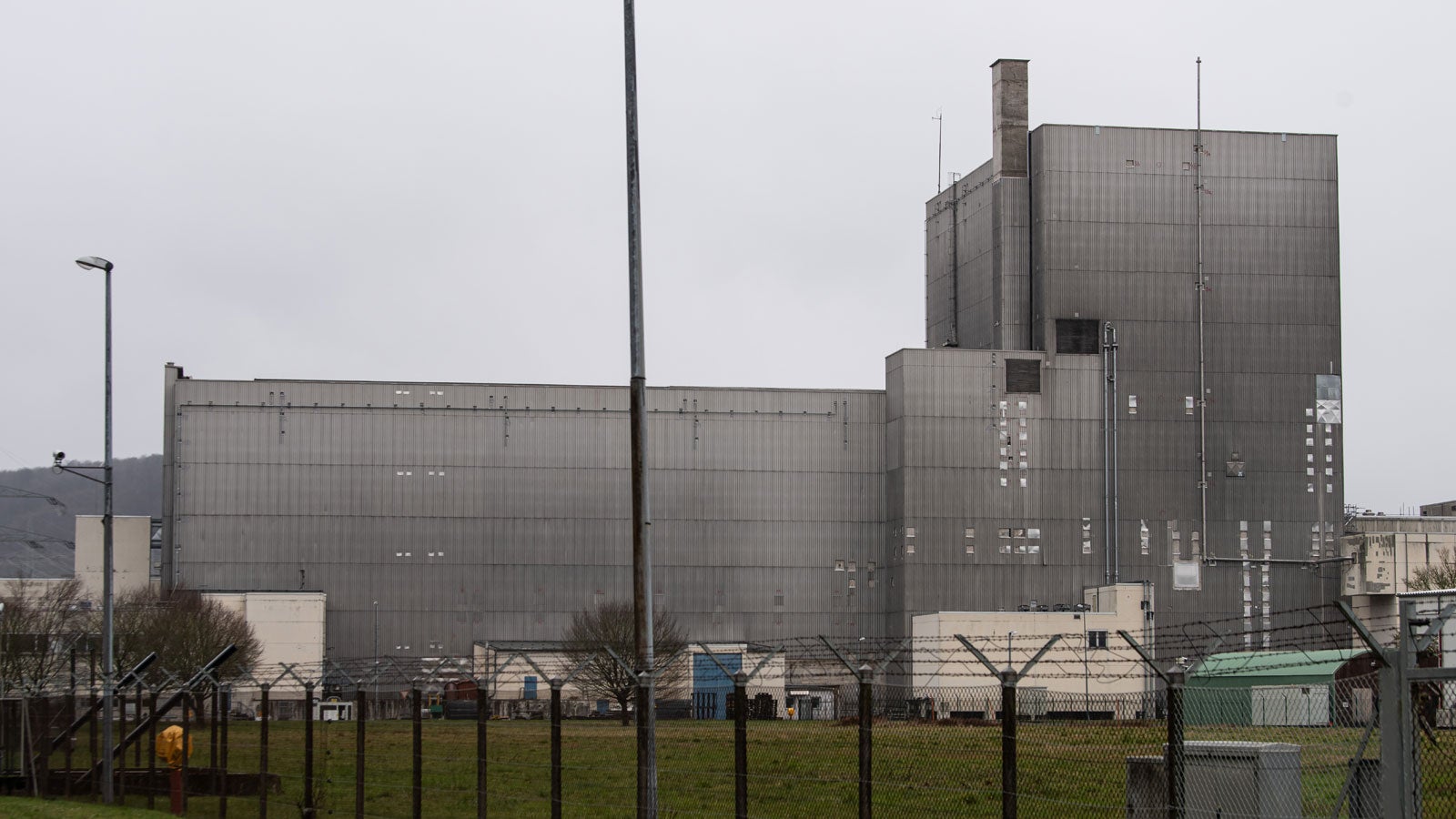 06.03.2020, Nordrhein-Westfalen, Beverungen-W&uuml;rgassen: Au&szlig;enaufnahme vom ehemaligen Atomkraftwerk W&uuml;rgassen. Die Gesellschaft f&uuml;r Zwischenlagerung (BGZ) plant auf dem Gel&auml;nde des ehemaligen Atomkraftwerk W&uuml;rgassen ein Logistikzentrum f&uuml;r schwach- und mittelradioaktive Abf&auml;lle f&uuml;r das Endlager Konrad in Niedersachsen. Foto: Swen Pf&ouml;rtner/dpa +++ dpa-Bildfunk +++