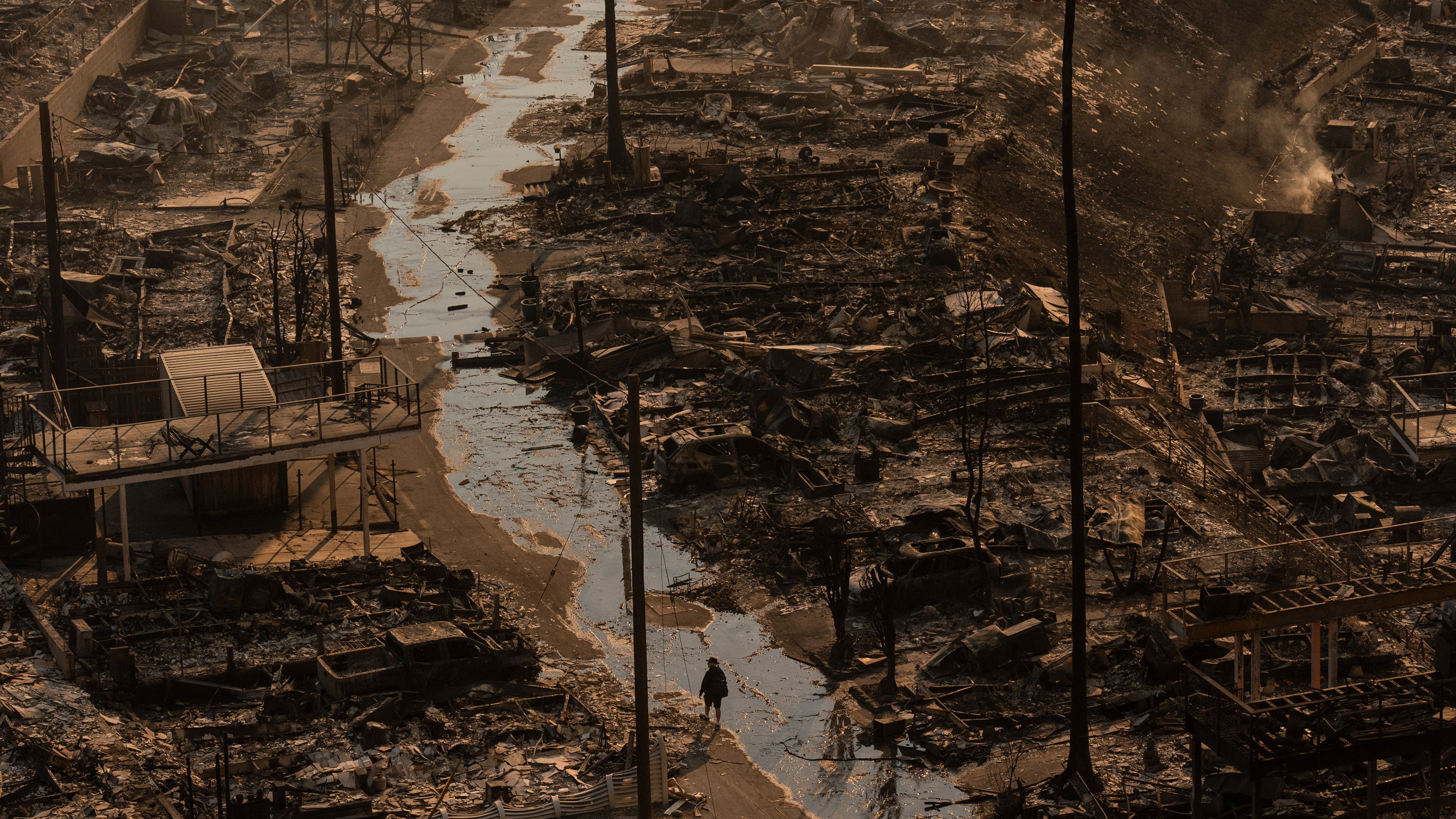 Donnerstag, 9. Januar 2025: Eine Person geht inmitten der Zerst&ouml;rung, die das "Palisades Fire" im Stadtteil Pacific Palisades von Los Angeles hinterlassen hat. (AP Photo/Jae C. Hong)