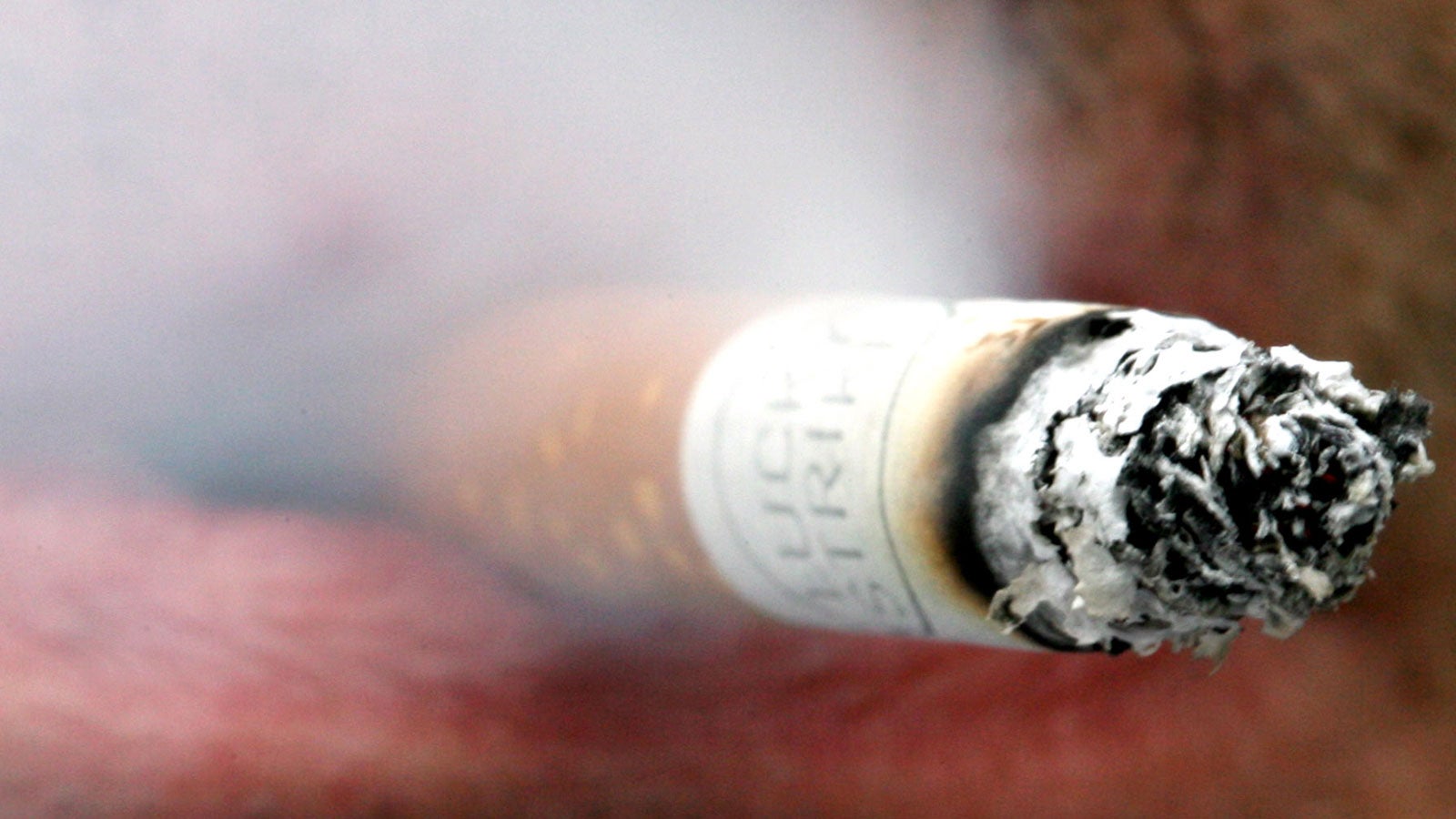 RCHIV - 23.06.2006, Nordrhein-Westfalen, D&uuml;sseldorf: Ein Mann raucht in D&uuml;sseldorf eine Zigarette. Ein Gast erinnert einen anderen an das geltende Rauchverbot - und bekommt als Antwort eine Faust ins Gesicht: Nach einer Auseinandersetzung in einem Lokal in Blankenstein (Saale-Orla-Kreis) ist ein 20-J&auml;hriger bewusstlos zusammengebrochen und in ein Krankenhaus gebracht worden. (zu dpa &laquo;Gast erinnert ans Rauchverbot und wird bewusstlos geschlagen&raquo; vom 02.04.2018) Foto: Martin Gerten/dpa +++ dpa-Bildfunk +++