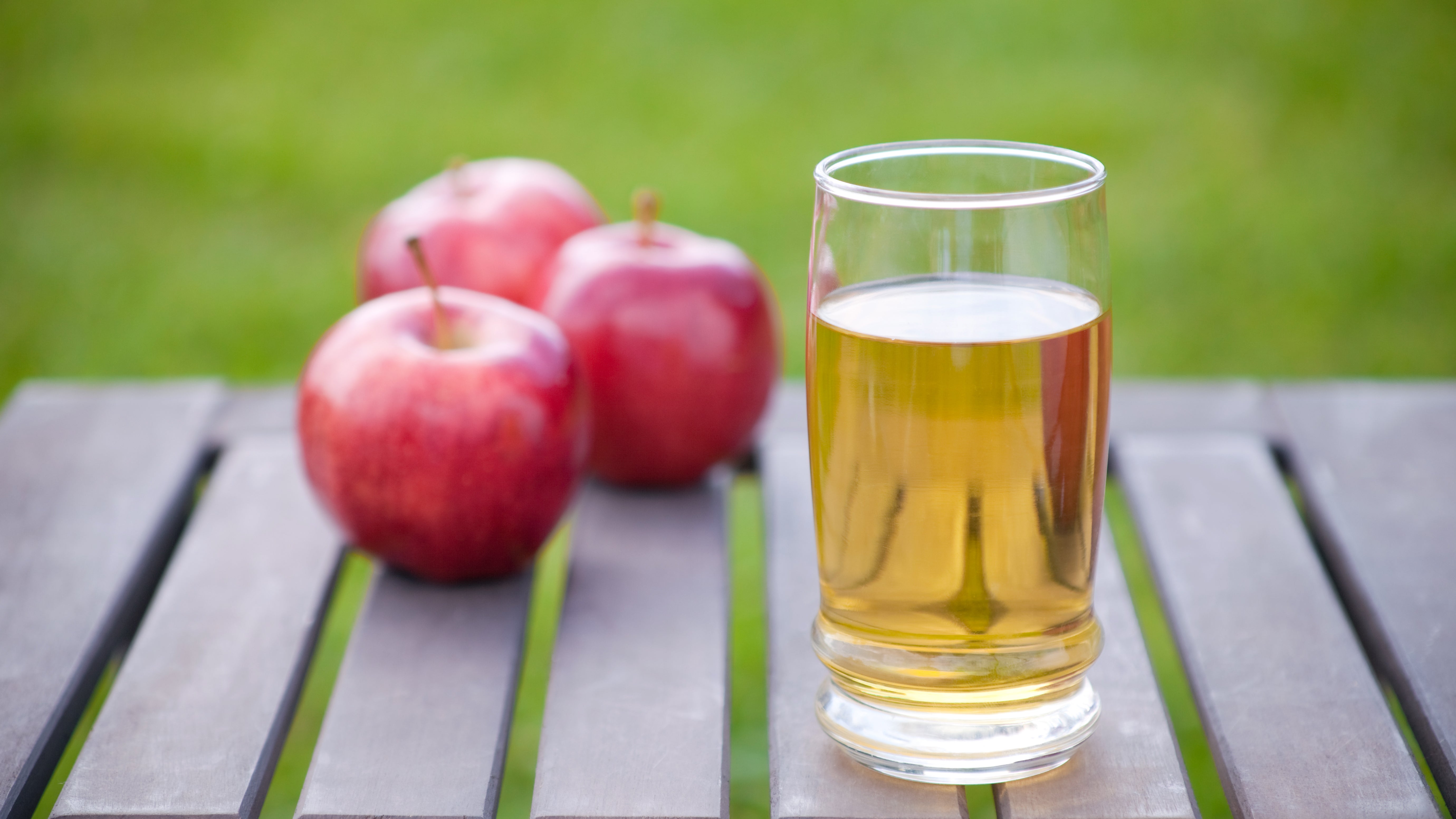 Ein Glas Apfelsaft steht auf einem Tisch (Symbolbild)